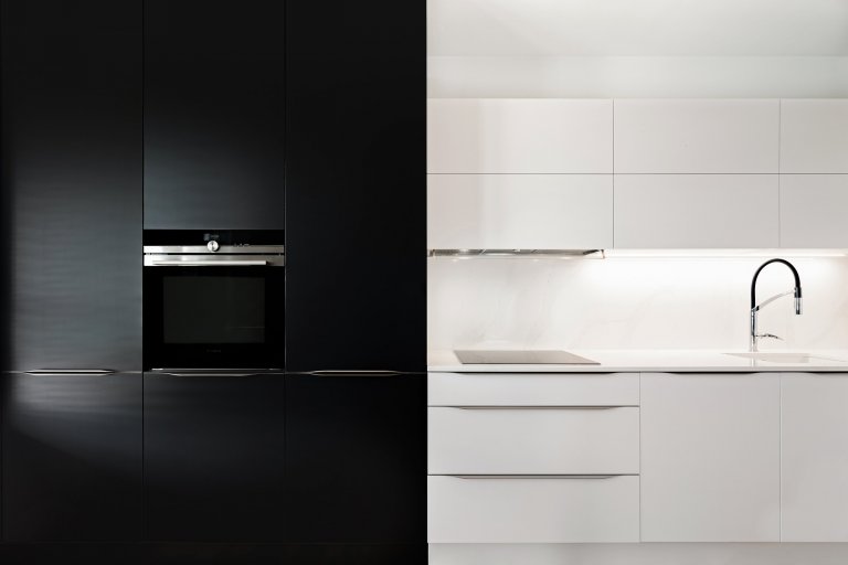 Řeknete si, že tady se toho moc nevejde. Ale návrháři si poradí s každým prostorem. Velký úložný prostor dopřáli i majitelce téhle kuchyně. Omezené prostorové…