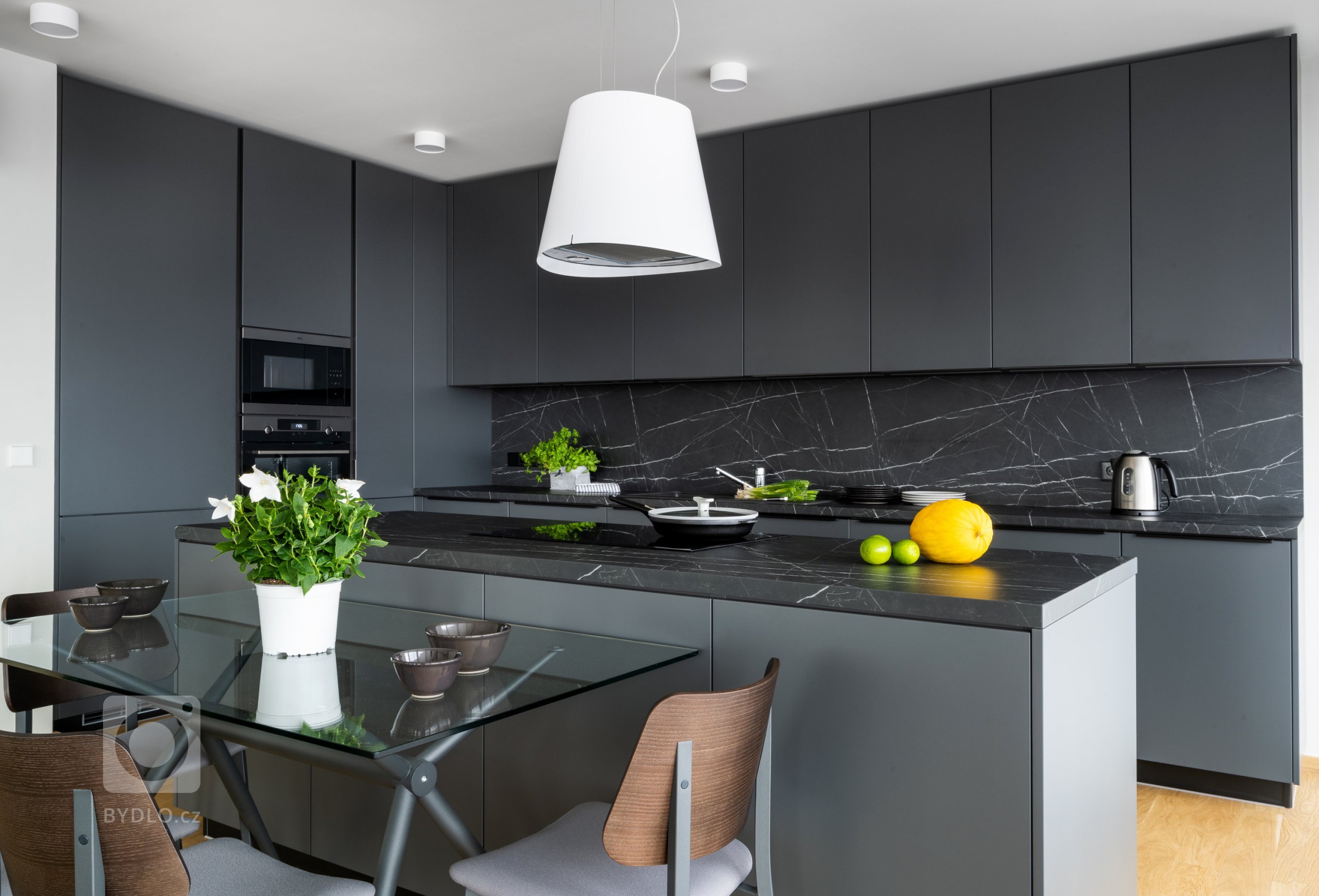 S ÚSMĚVEM V KAŽDÉM KOUTKU.
Náš byt je náš svět. Všechno by tu mělo fungovat v náš prospěch a podle našich představ. Od prvního pohledu ráno po finální dotek…