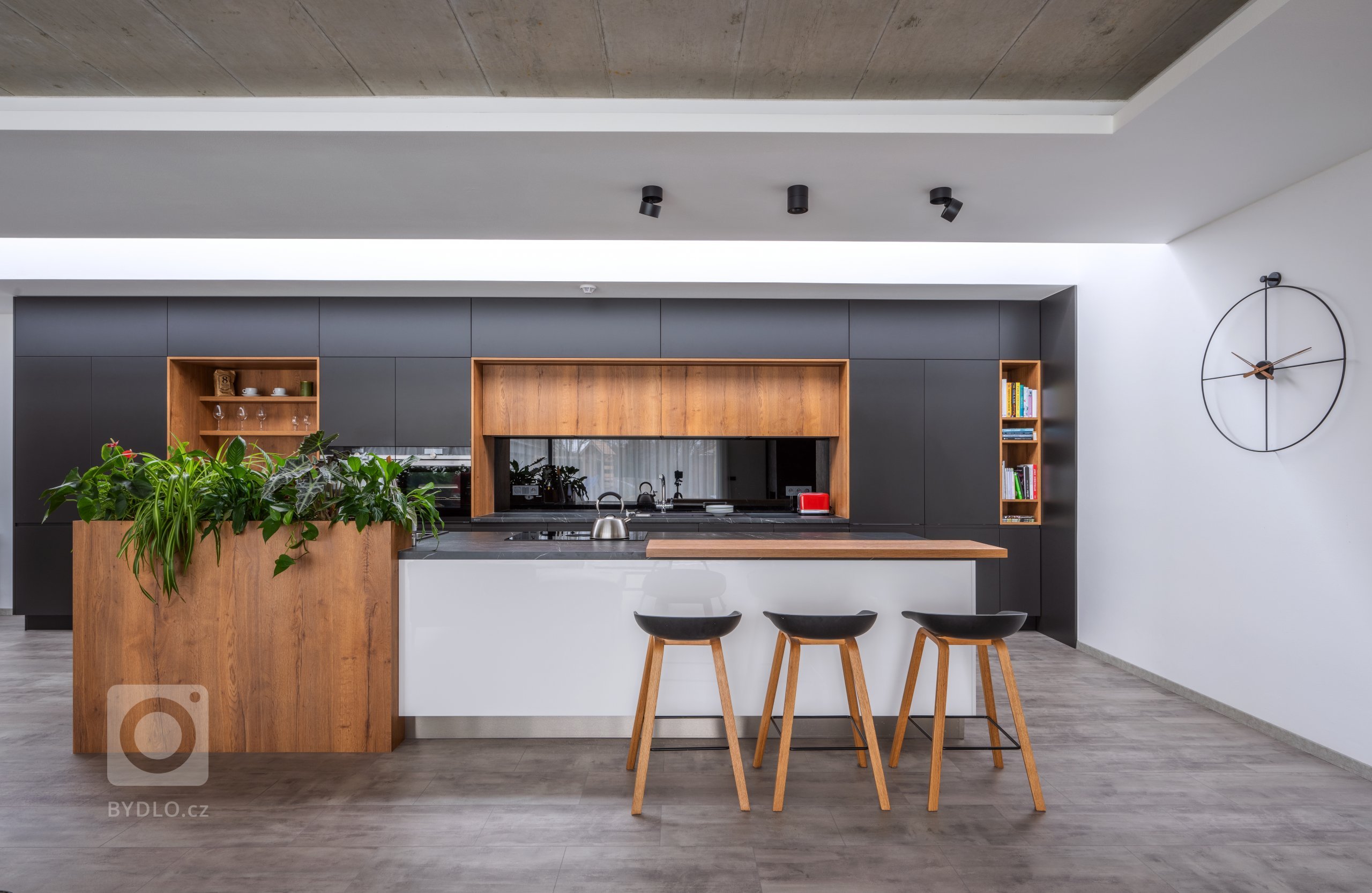 Domov je kuchyně. Kuchyně je domov. 

Jestli je středem našich životů domov, centrem domova je kuchyně. V případě této realizace to platí nejen přeneseně, ale…