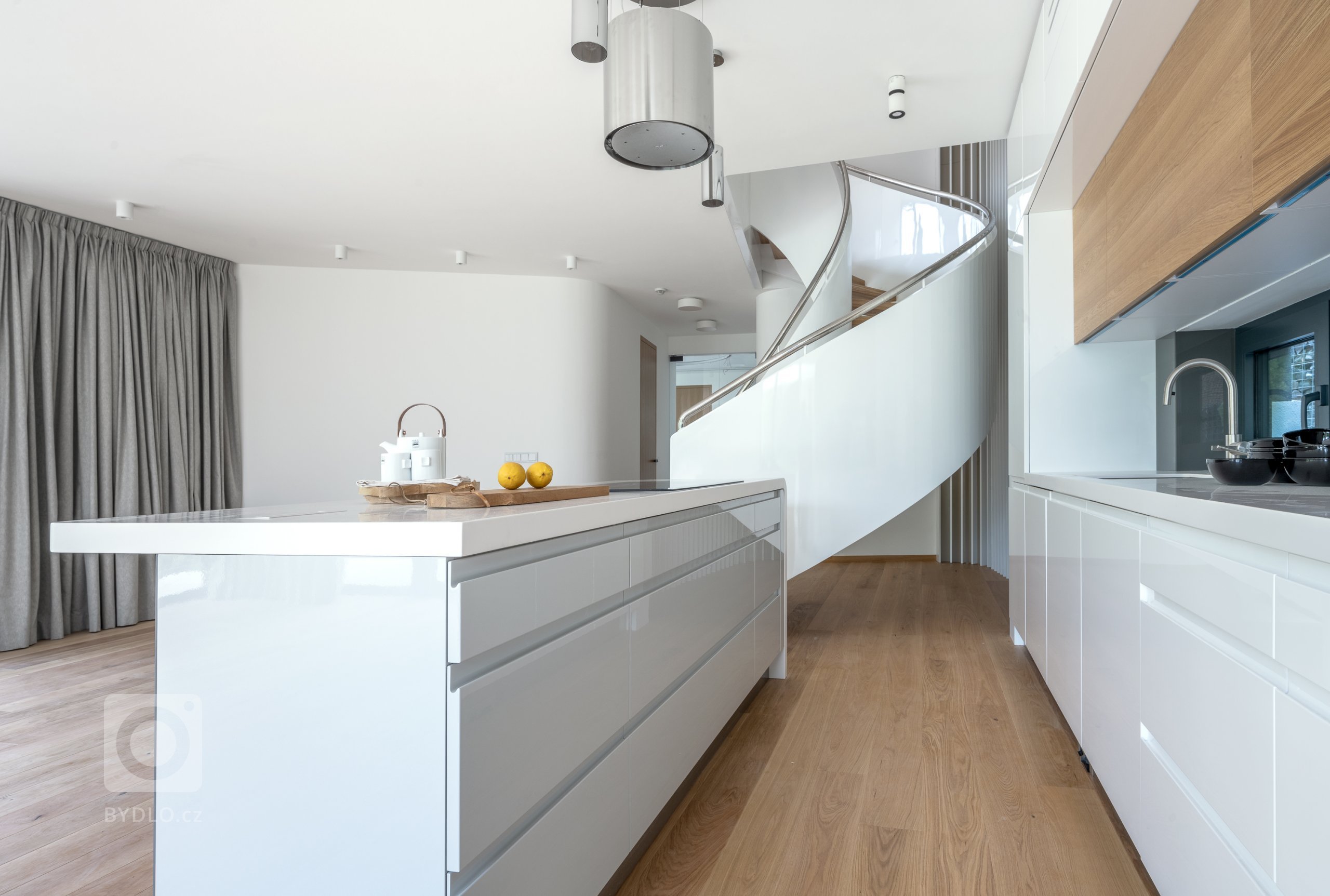 KUCHYNĚ SYKORA - NA VLNÁCH SPLNĚNÝCH PŘEDSTAV.

Být v životě u kormidla znamená nedělat kompromisy a neuznávat ústupky. V bezbřehém světě možností zvolit…