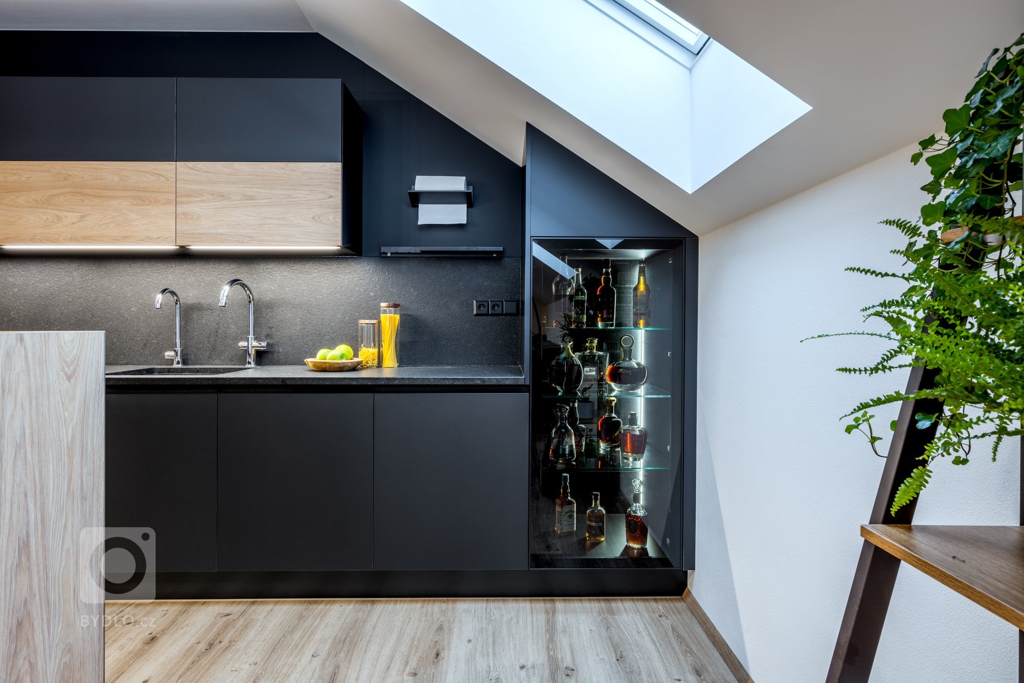 Nejlepší design má vždy pevné základy&nbsp;

Žula. Pevná, krásná, trvalá. Málokterý materiál v sobě tak výrazně a zároveň přirozeně spojuje kouzlo podmanivého…