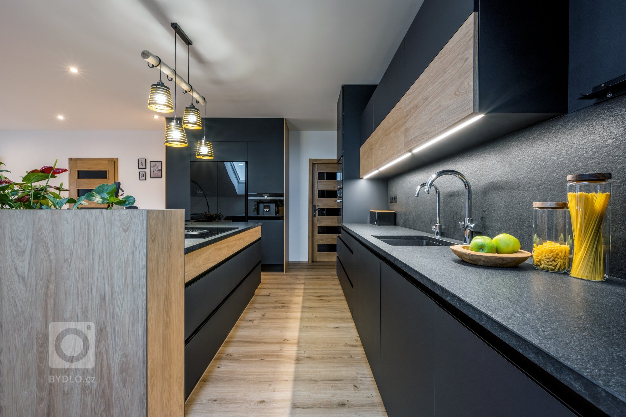Nejlepší design má vždy pevné základy&nbsp;

Žula. Pevná, krásná, trvalá. Málokterý materiál v sobě tak výrazně a zároveň přirozeně spojuje kouzlo podmanivého…