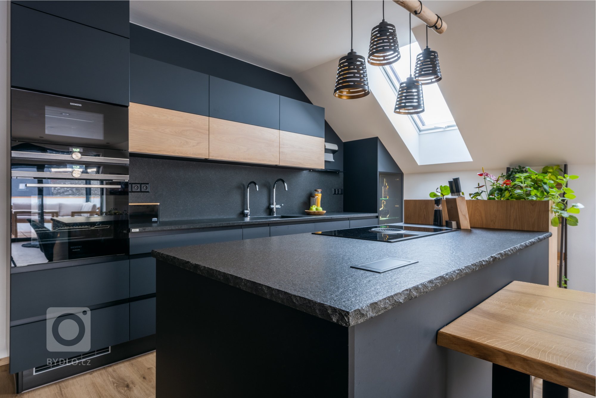 Nejlepší design má vždy pevné základy&nbsp;

Žula. Pevná, krásná, trvalá. Málokterý materiál v sobě tak výrazně a zároveň přirozeně spojuje kouzlo podmanivého…