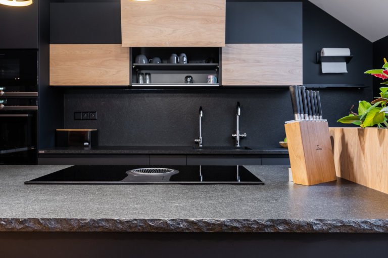Nejlepší design má vždy pevné základy&nbsp;

Žula. Pevná, krásná, trvalá. Málokterý materiál v sobě tak výrazně a zároveň přirozeně spojuje kouzlo podmanivého…