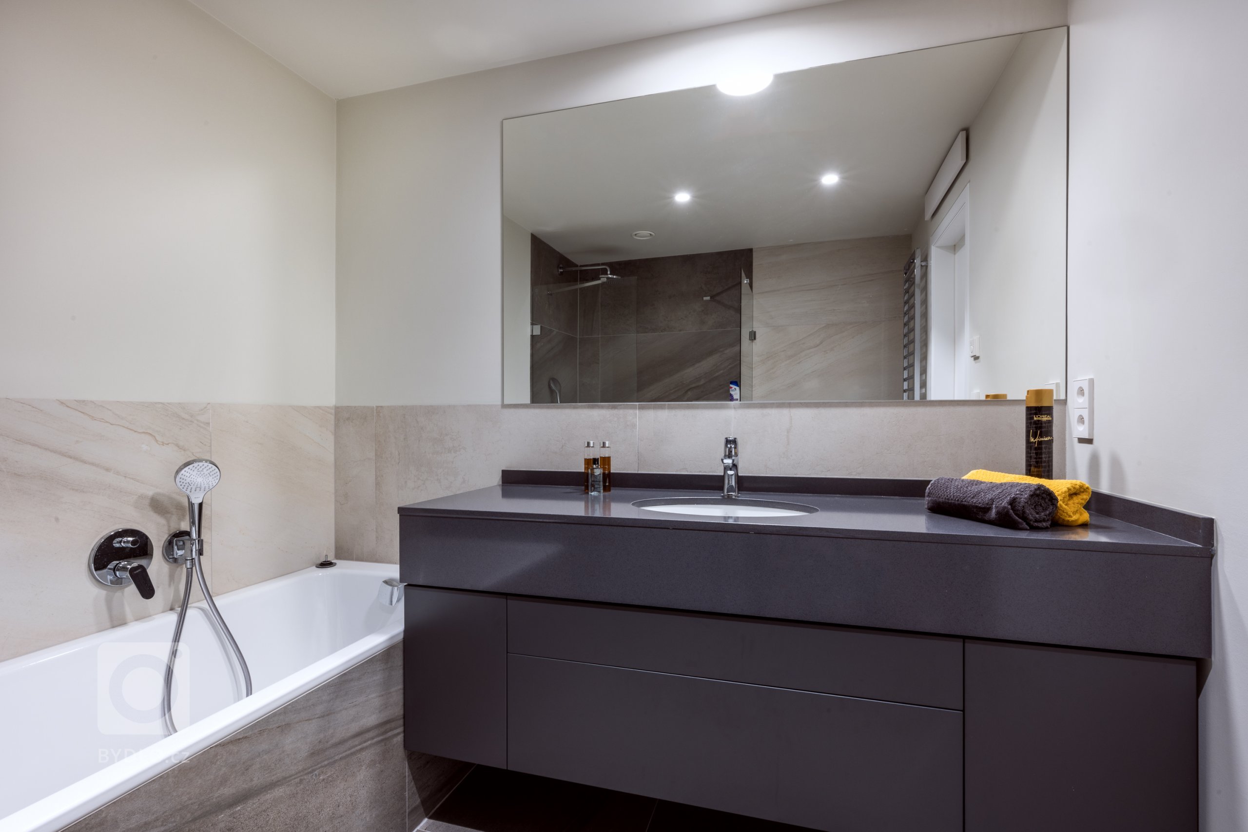 S ÚSMĚVEM V KAŽDÉM KOUTKU.
Náš byt je náš svět. Všechno by tu mělo fungovat v náš prospěch a podle našich představ. Od prvního pohledu ráno po finální dotek…