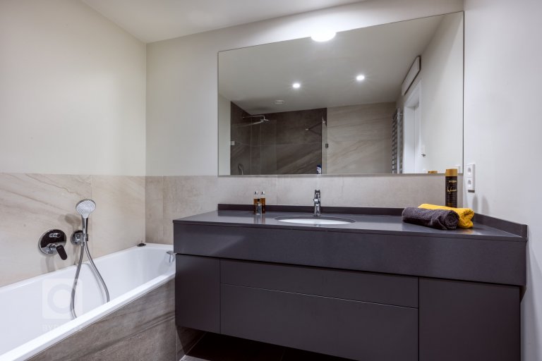 add picture to album