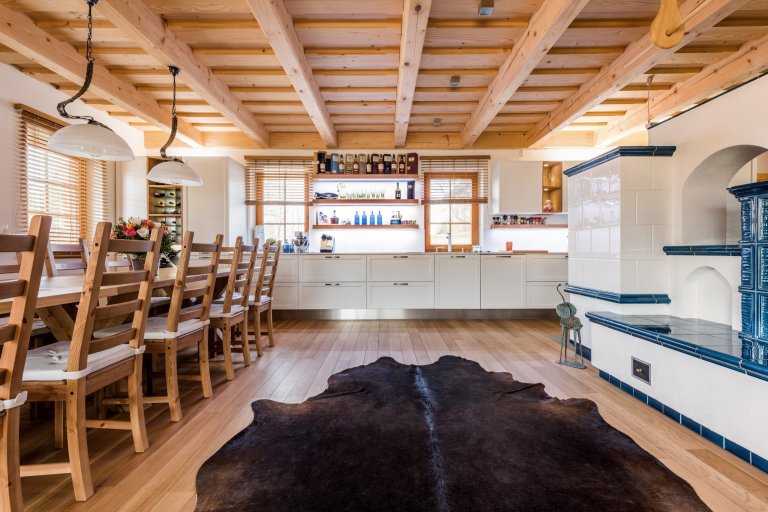 Jako v pohádce. Masivní dubové plochy, lakovaná dvířka v bílém matu a poctivé charisma dřeva tu doplňují moderní technologie. Když chcete zůstat za pecí, díky…