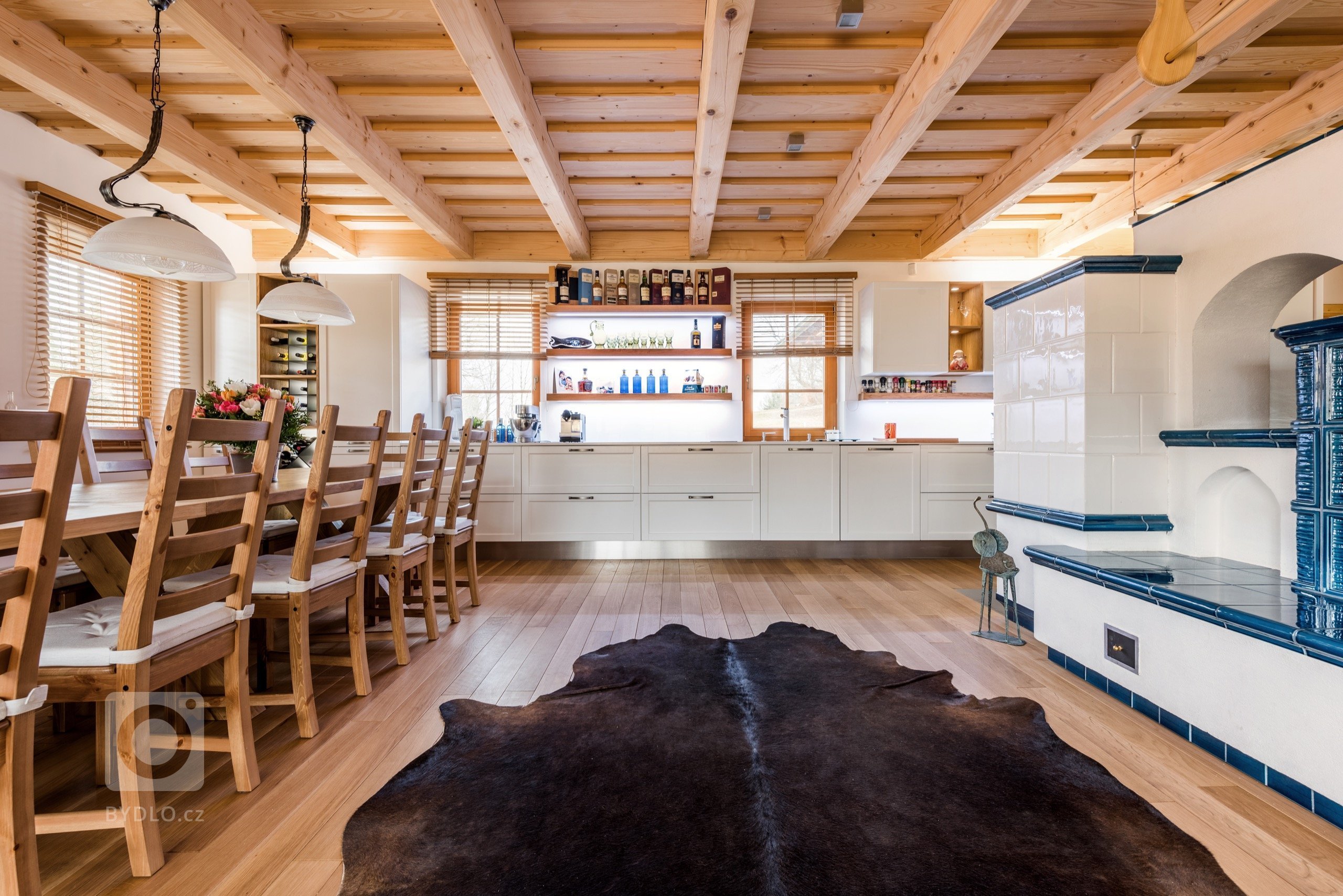 Jako v pohádce. Masivní dubové plochy, lakovaná dvířka v bílém matu a poctivé charisma dřeva tu doplňují moderní technologie. Když chcete zůstat za pecí, díky…