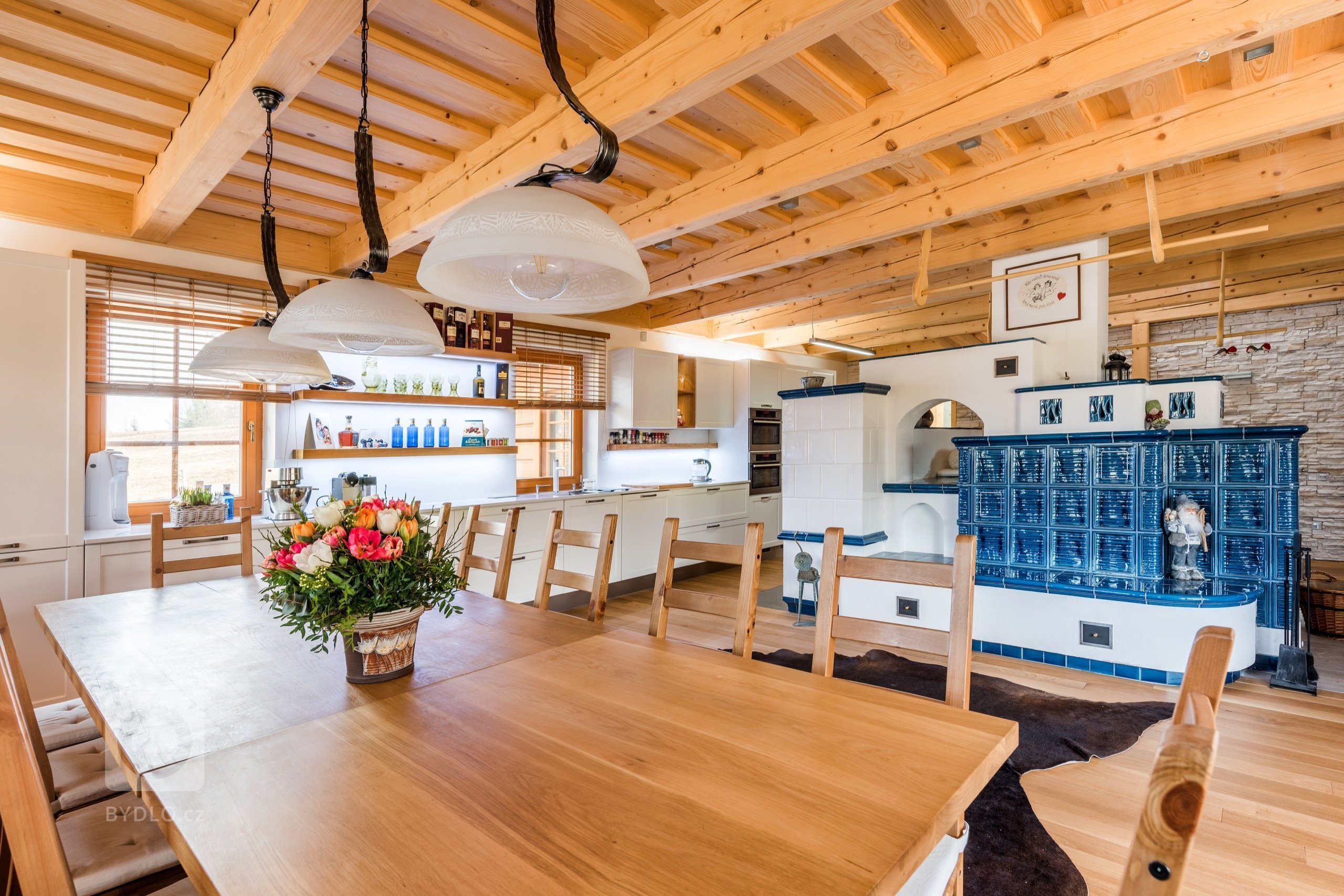 Jako v pohádce. Masivní dubové plochy, lakovaná dvířka v bílém matu a poctivé charisma dřeva tu doplňují moderní technologie. Když chcete zůstat za pecí, díky…