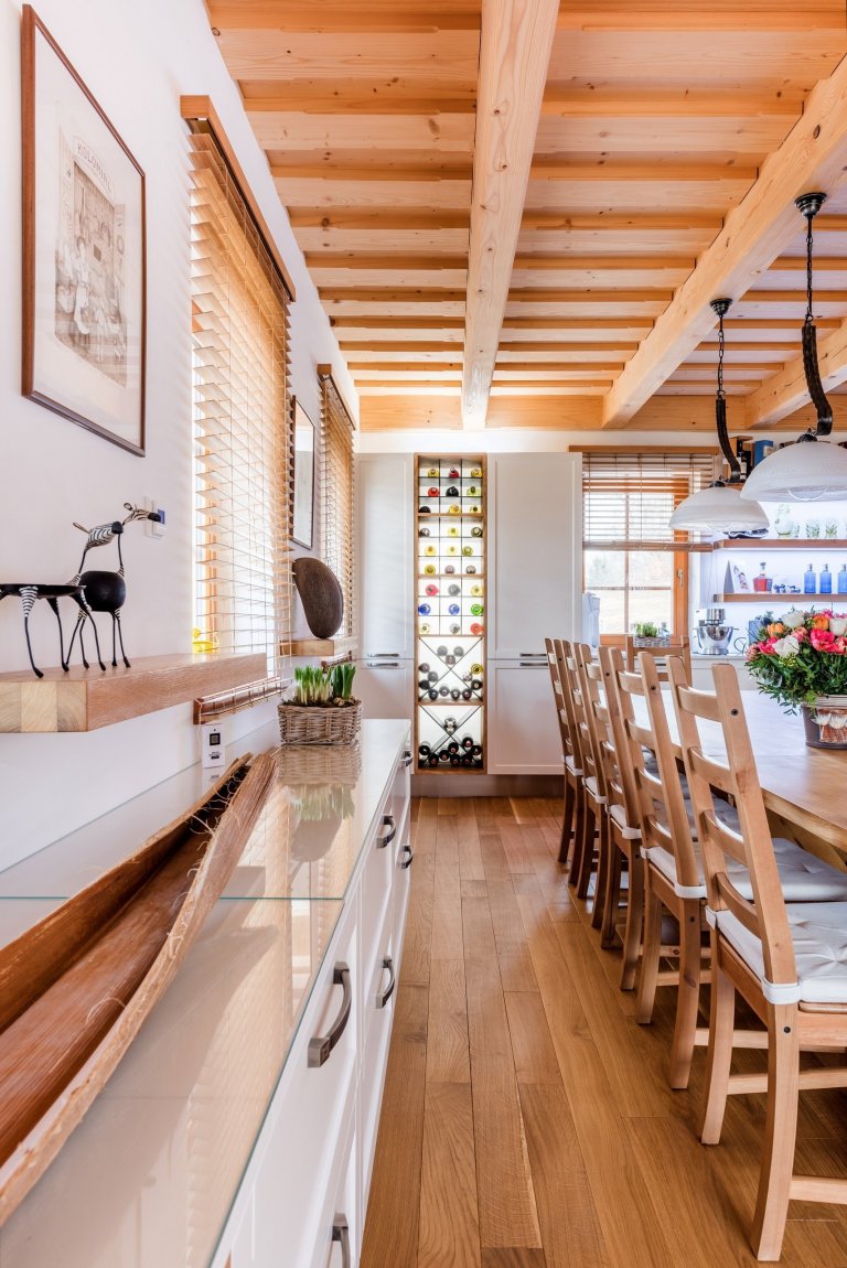 Jako v pohádce. Masivní dubové plochy, lakovaná dvířka v bílém matu a poctivé charisma dřeva tu doplňují moderní technologie. Když chcete zůstat za pecí, díky…