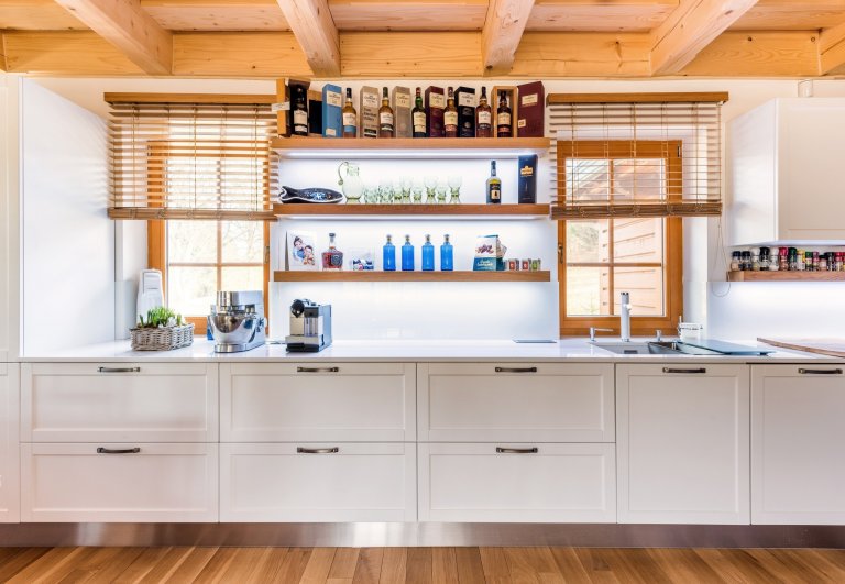 Jako v pohádce. Masivní dubové plochy, lakovaná dvířka v bílém matu a poctivé charisma dřeva tu doplňují moderní technologie. Když chcete zůstat za pecí, díky…