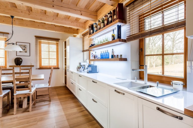 Jako v pohádce. Masivní dubové plochy, lakovaná dvířka v bílém matu a poctivé charisma dřeva tu doplňují moderní technologie. Když chcete zůstat za pecí, díky…