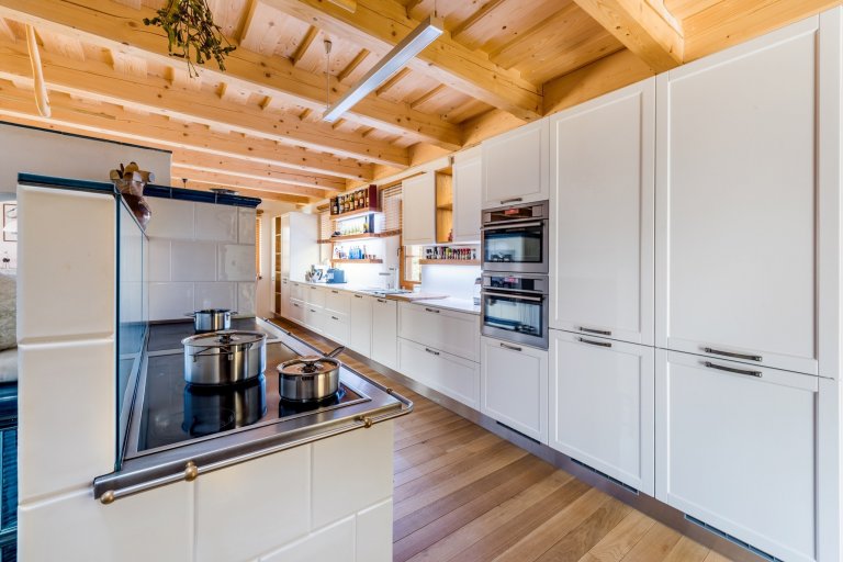 Jako v pohádce. Masivní dubové plochy, lakovaná dvířka v bílém matu a poctivé charisma dřeva tu doplňují moderní technologie. Když chcete zůstat za pecí, díky…