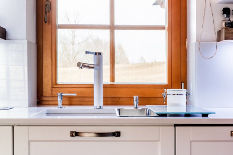 Jako v pohádce. Masivní dubové plochy, lakovaná dvířka v bílém matu a poctivé charisma dřeva tu doplňují moderní technologie. Když chcete zůstat za pecí, díky…