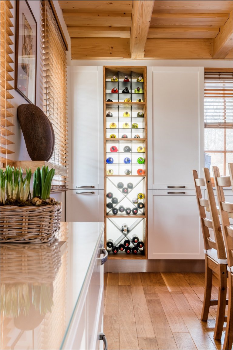 Jako v pohádce. Masivní dubové plochy, lakovaná dvířka v bílém matu a poctivé charisma dřeva tu doplňují moderní technologie. Když chcete zůstat za pecí, díky…