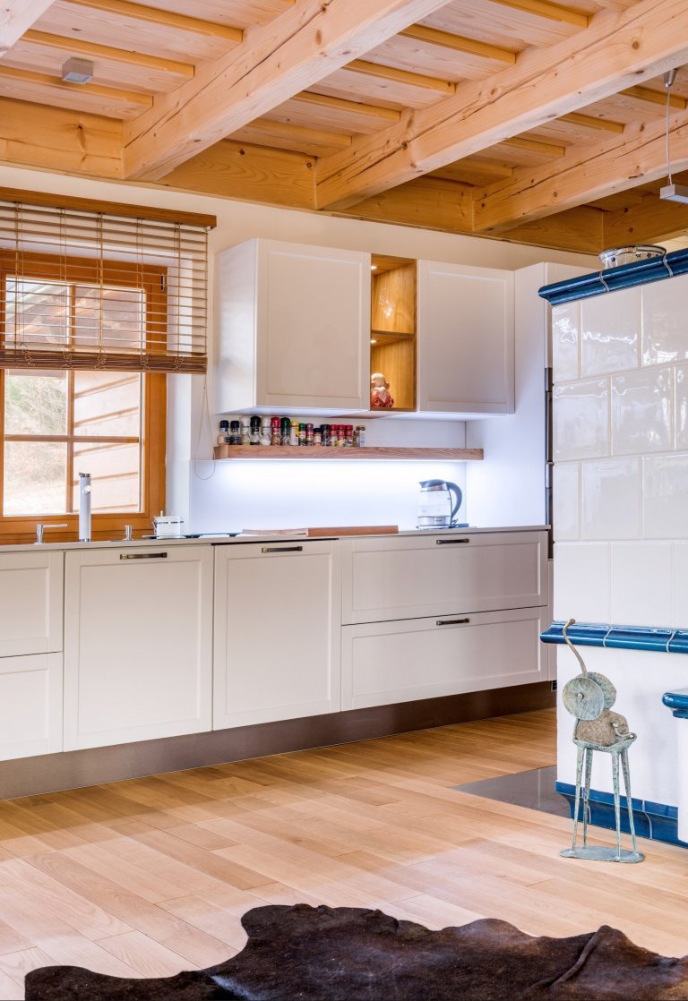 Jako v pohádce. Masivní dubové plochy, lakovaná dvířka v bílém matu a poctivé charisma dřeva tu doplňují moderní technologie. Když chcete zůstat za pecí, díky…