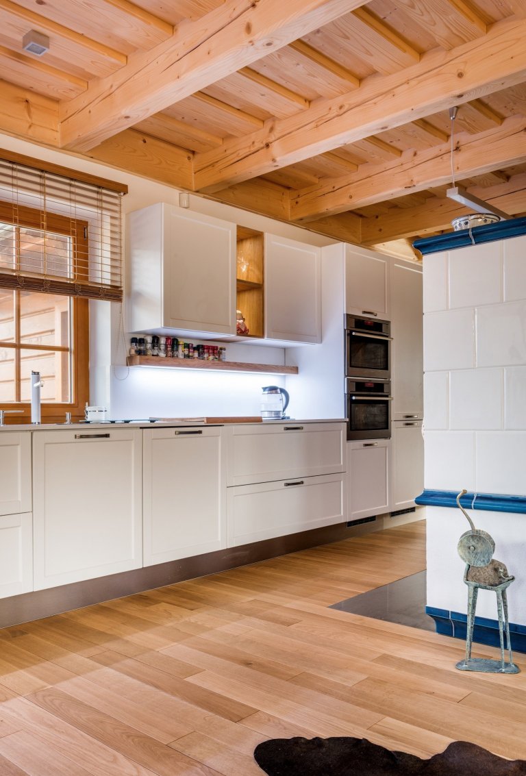 Jako v pohádce. Masivní dubové plochy, lakovaná dvířka v bílém matu a poctivé charisma dřeva tu doplňují moderní technologie. Když chcete zůstat za pecí, díky…