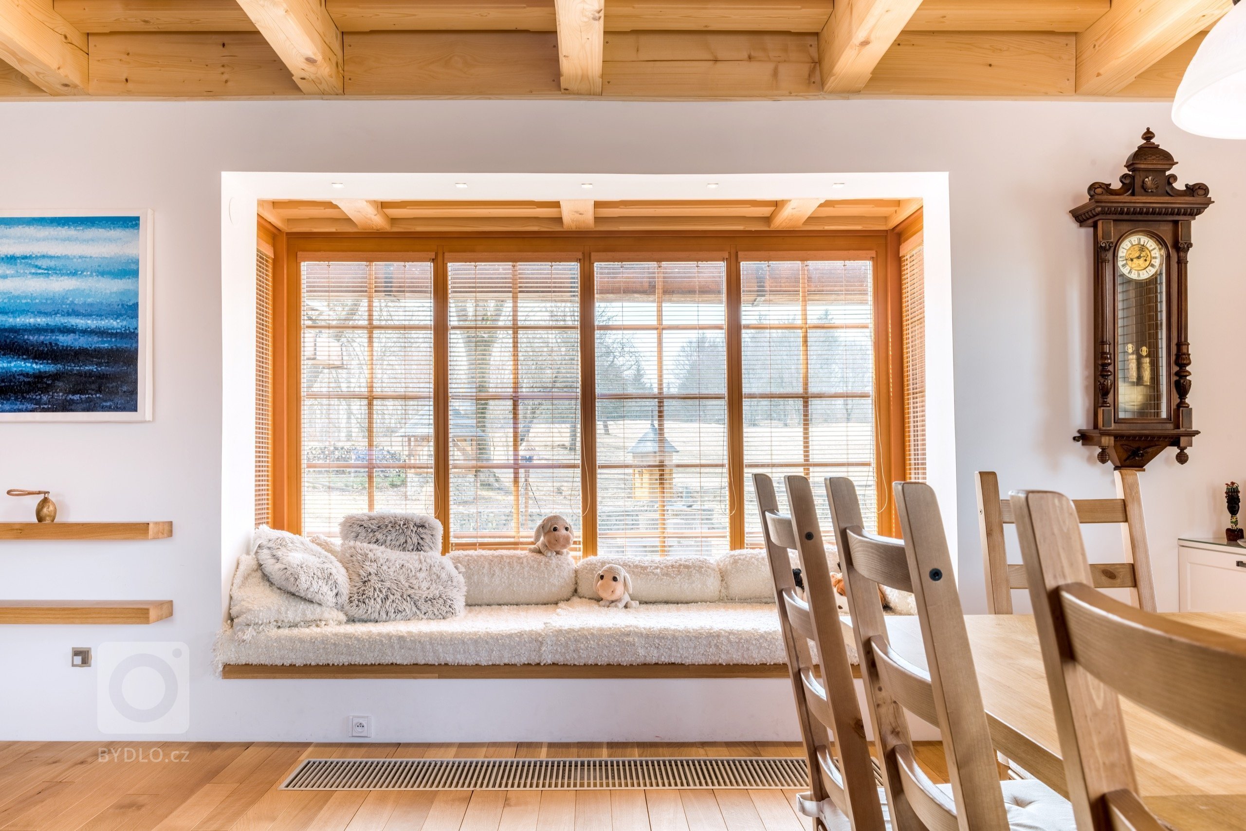 Jako v pohádce. Masivní dubové plochy, lakovaná dvířka v bílém matu a poctivé charisma dřeva tu doplňují moderní technologie. Když chcete zůstat za pecí, díky…