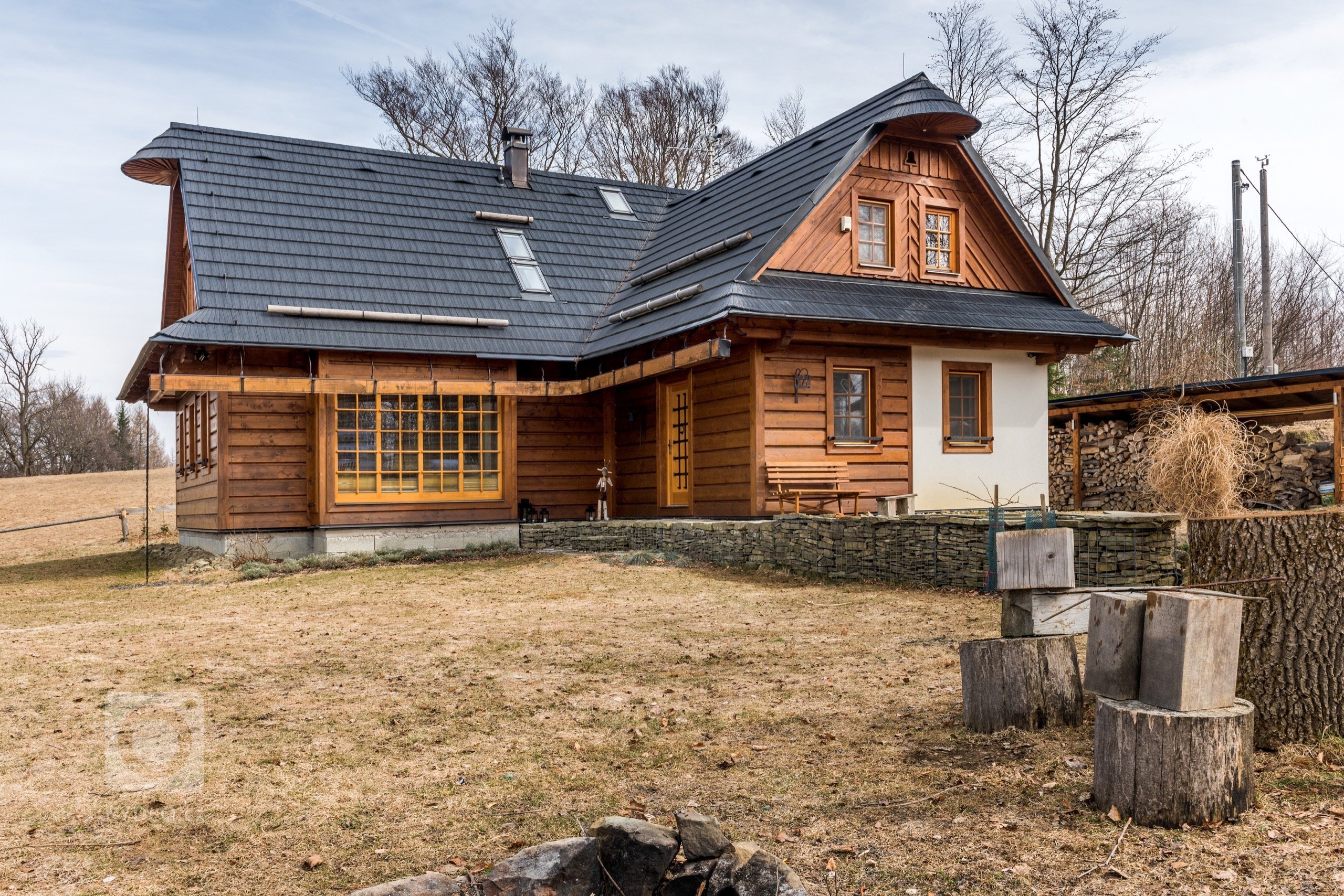 Jako v pohádce. Masivní dubové plochy, lakovaná dvířka v bílém matu a poctivé charisma dřeva tu doplňují moderní technologie. Když chcete zůstat za pecí, díky…