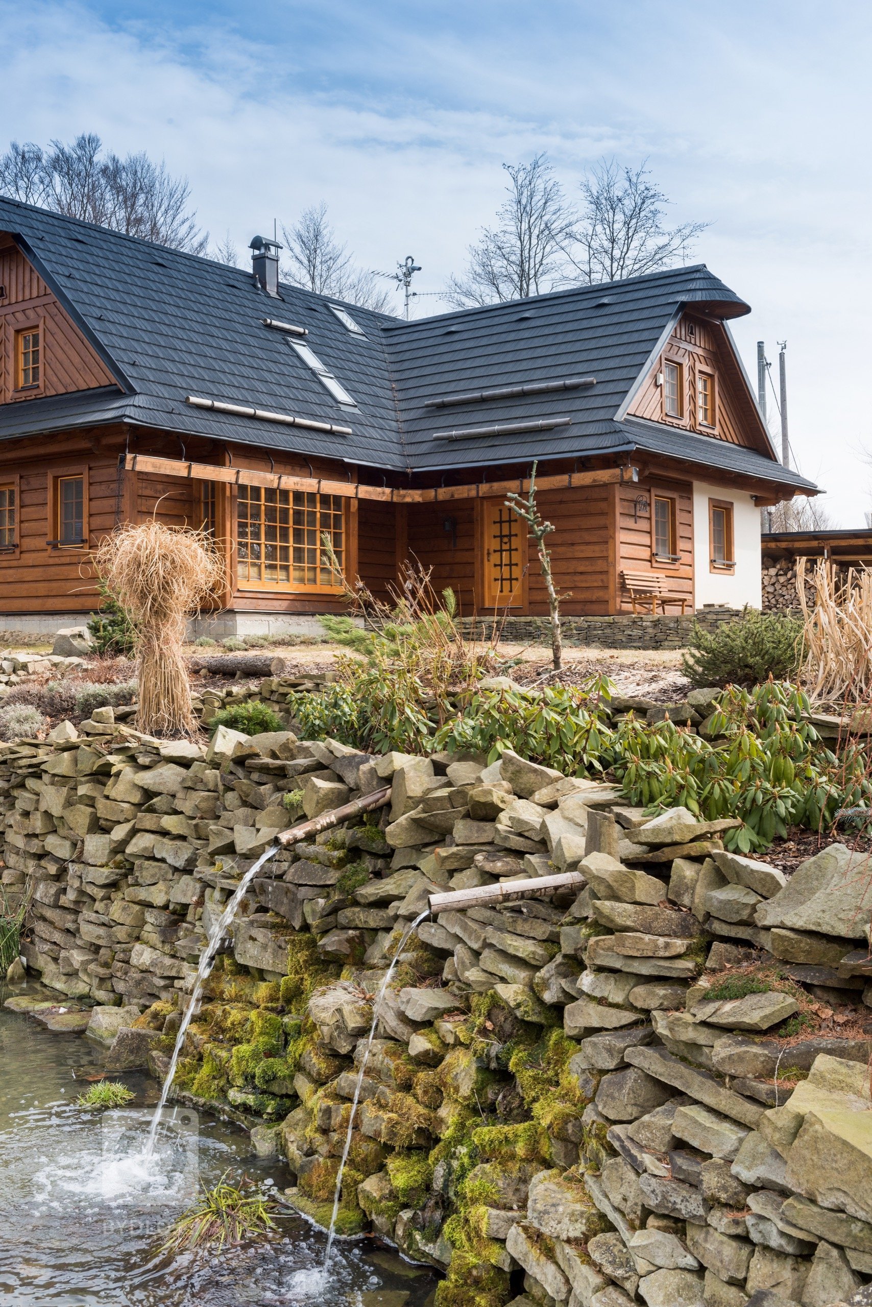 Jako v pohádce. Masivní dubové plochy, lakovaná dvířka v bílém matu a poctivé charisma dřeva tu doplňují moderní technologie. Když chcete zůstat za pecí, díky…