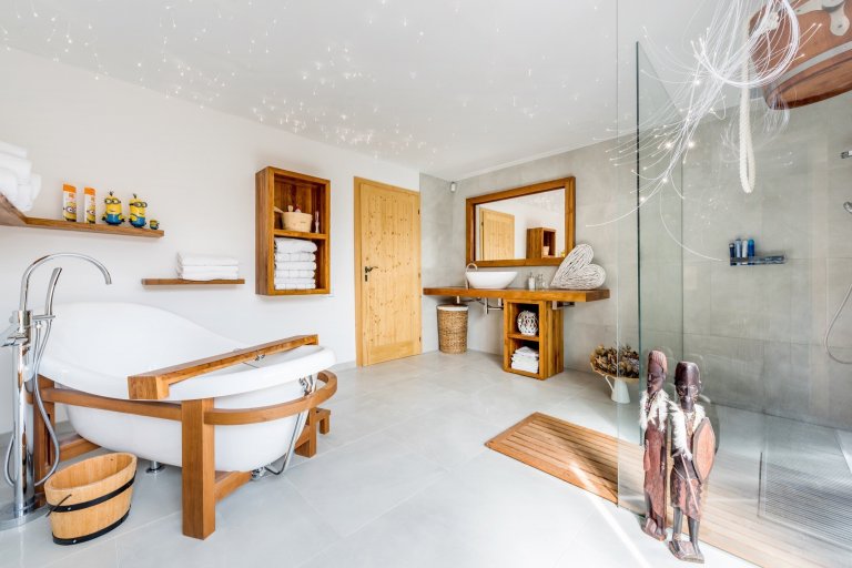 Jako v pohádce. Masivní dubové plochy, lakovaná dvířka v bílém matu a poctivé charisma dřeva tu doplňují moderní technologie. Když chcete zůstat za pecí, díky…