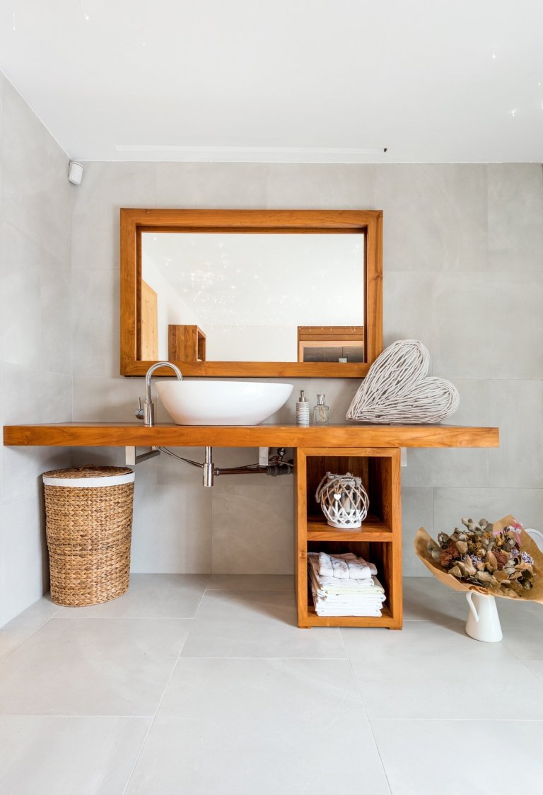 Jako v pohádce. Masivní dubové plochy, lakovaná dvířka v bílém matu a poctivé charisma dřeva tu doplňují moderní technologie. Když chcete zůstat za pecí, díky…