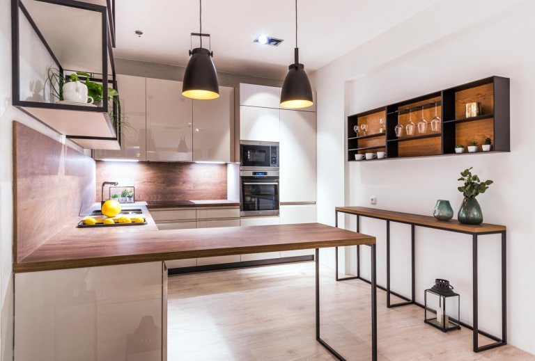 Tahle kuchyňka je odlehčená s moderními designovými prvky. Příjemný přírodní nádech ji vkládají teplé tóny. Lesklý Kashmir dolaďuje dřevěná pracovní deska…