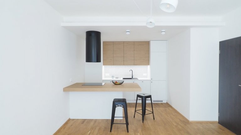 Home staging a zařízení bytu 2 +kk v novostavbě developerského projketu vestavným nábytkem, svítidly, stavební úpravy. Vše v duchu minimalismu.
