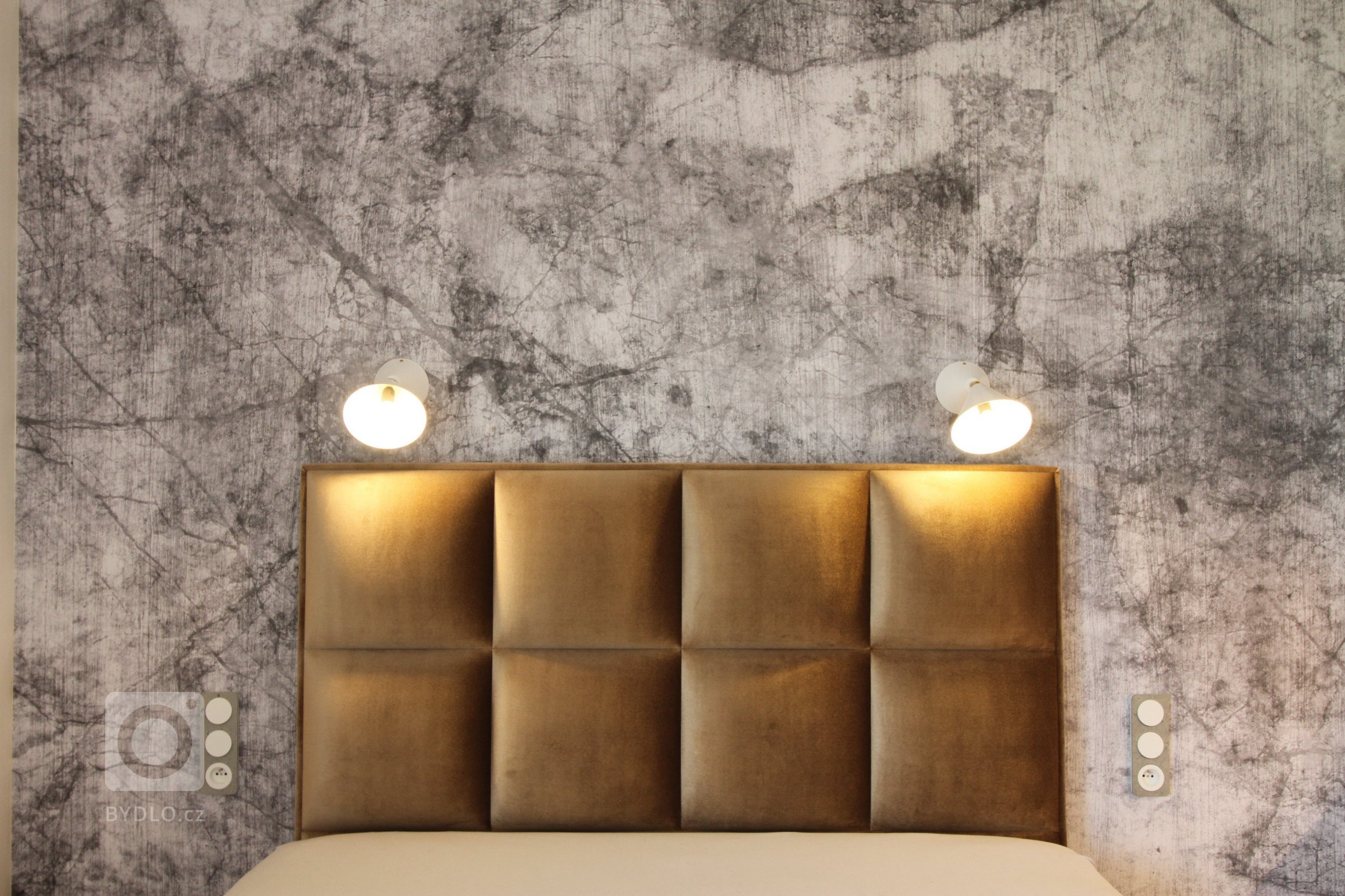 Interiér ložnice s italskou tapetou a svítidly, šatní skříň podle autorského návrhu.
