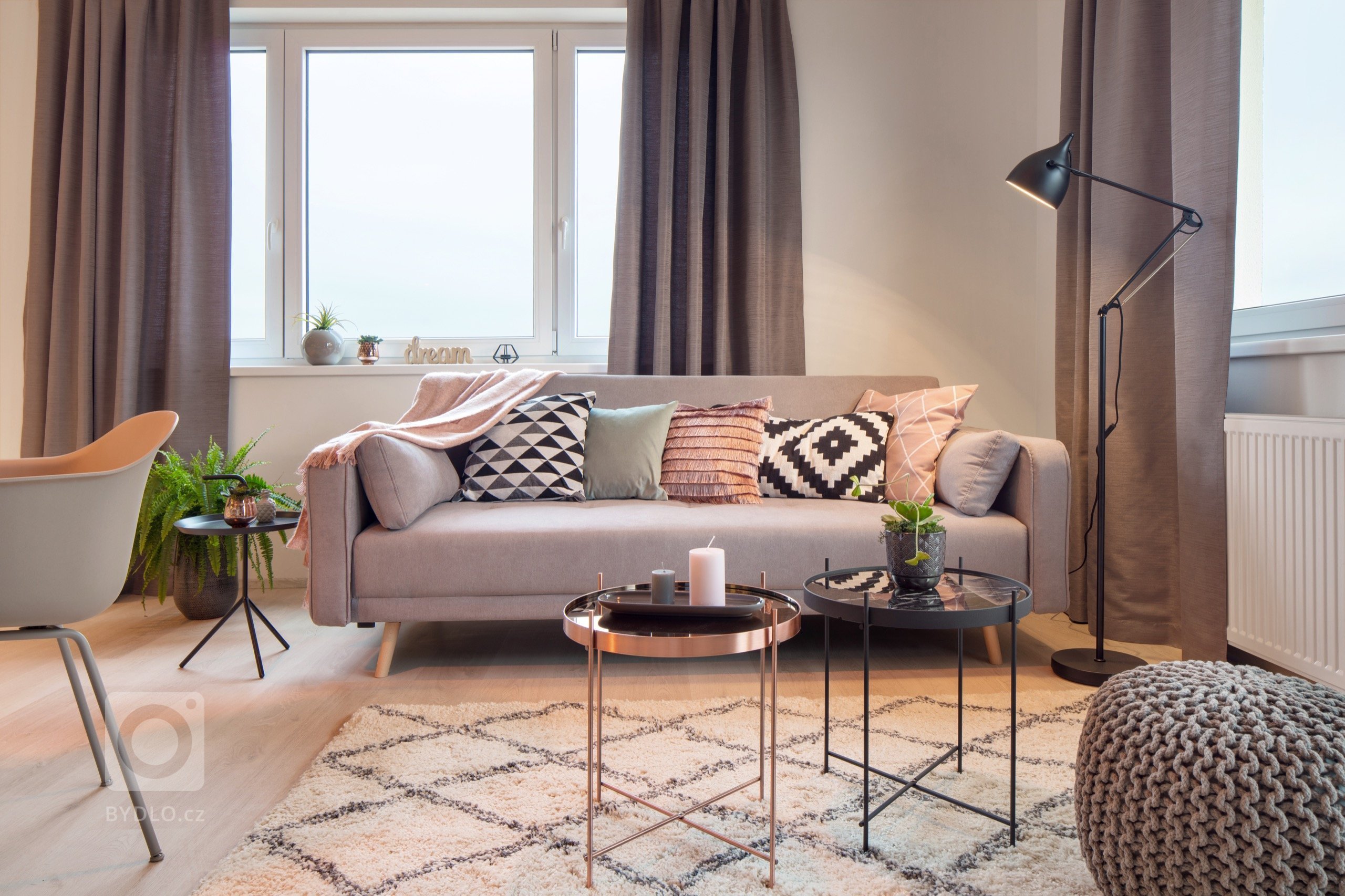 Jelikož se bytový komplex nachází mimo ruch velkoměsta, od začátku jsem chtěla, aby byt působil lehce, vzdušně, uvolněně a hlavně útulně, tak trochu ve smyslu…