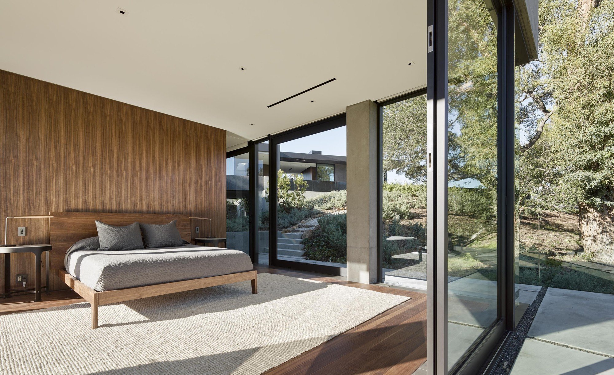 Nekonečná vodní hladina a ložnice v podzemí