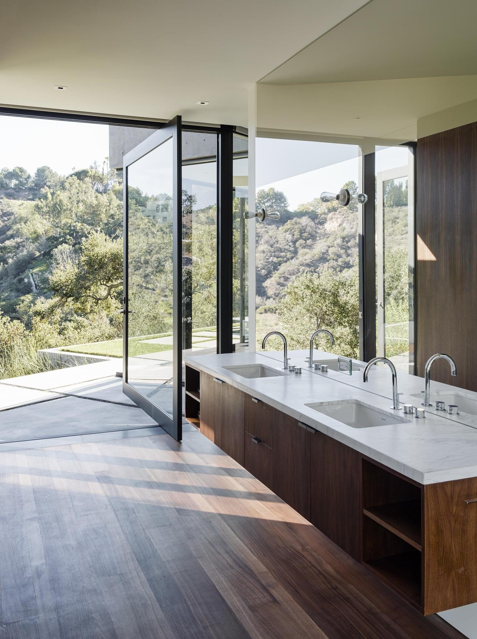 Nekonečná vodní hladina a ložnice v podzemí