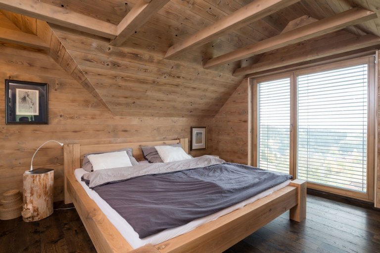 Rodinný dům na nejvýše položeném pozemku v rodné vsi si Eliška s Milanem postavili ve stylu odlehčeného chaletu, navržen a postaven do českých kopců. Vypadá…