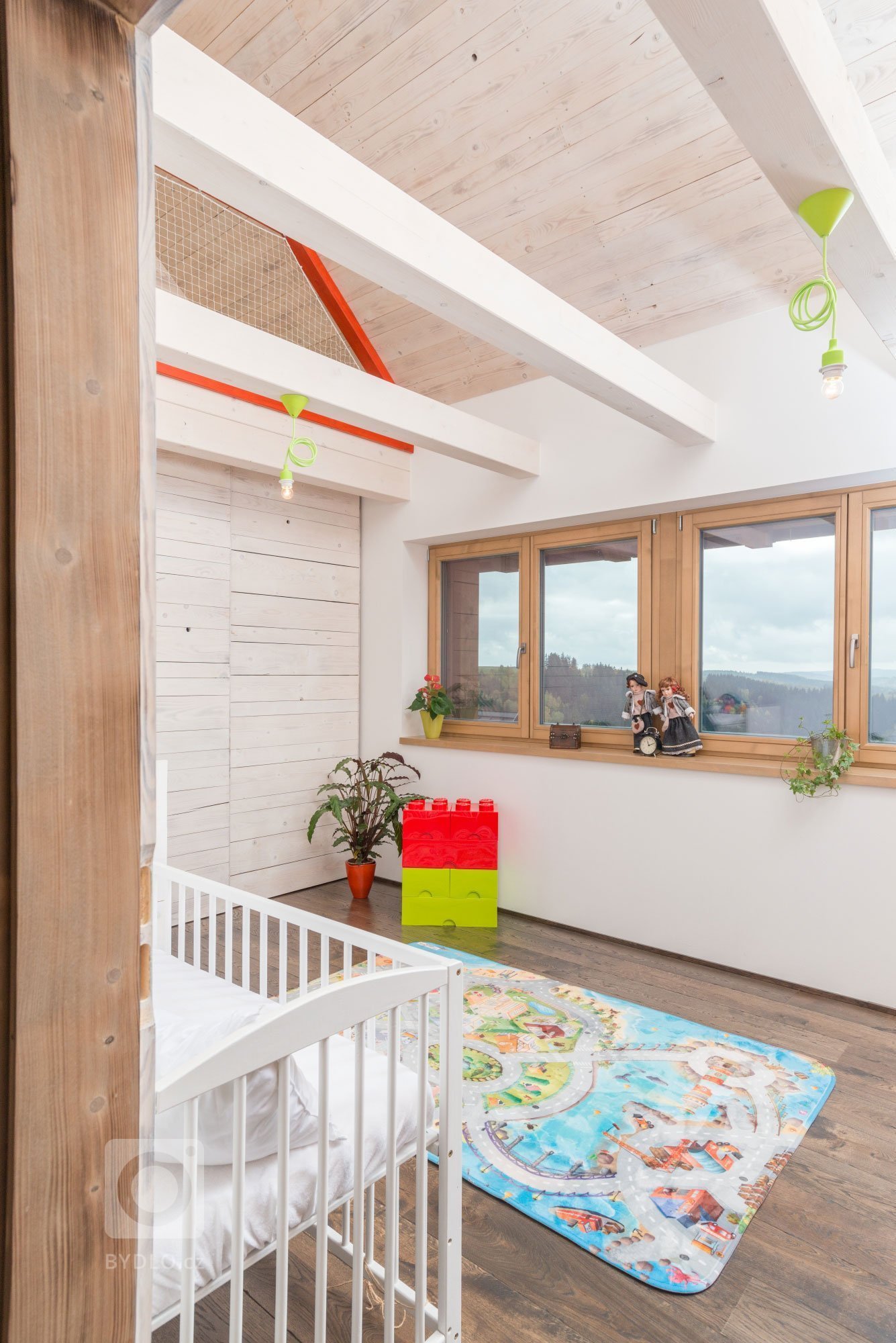 Rodinný dům na nejvýše položeném pozemku v rodné vsi si Eliška s Milanem postavili ve stylu odlehčeného chaletu, navržen a postaven do českých kopců. Vypadá…