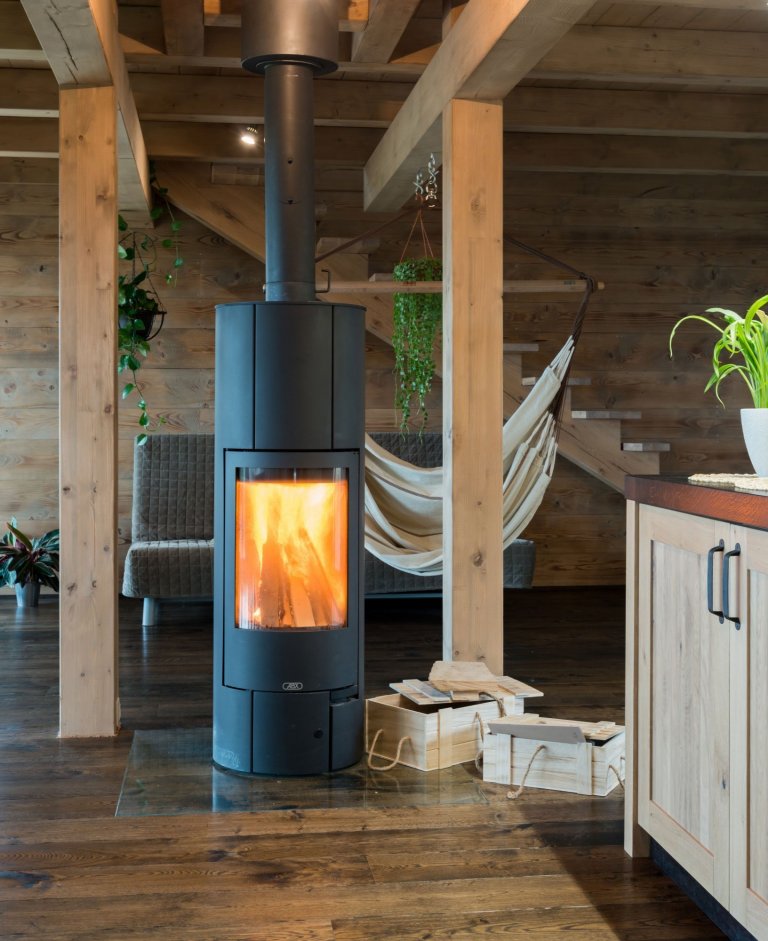 Rodinný dům na nejvýše položeném pozemku v rodné vsi si Eliška s Milanem postavili ve stylu odlehčeného chaletu, navržen a postaven do českých kopců. Vypadá…