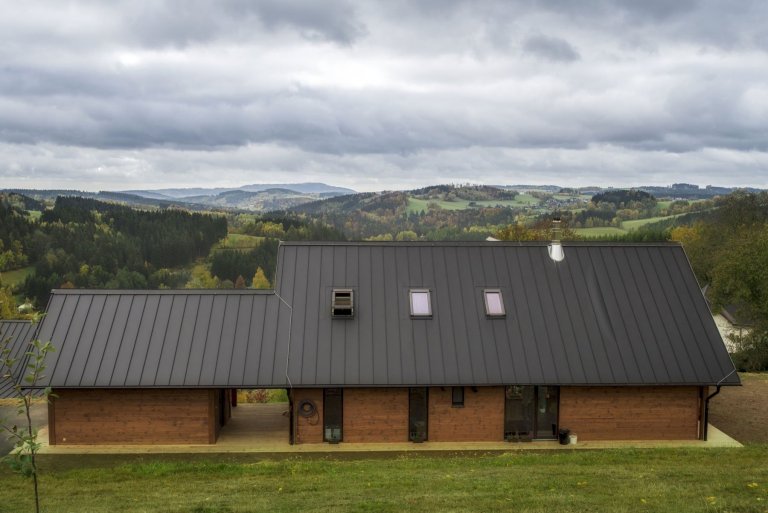 Rodinný dům na nejvýše položeném pozemku v rodné vsi si Eliška s Milanem postavili ve stylu odlehčeného chaletu, navržen a postaven do českých kopců. Vypadá…
