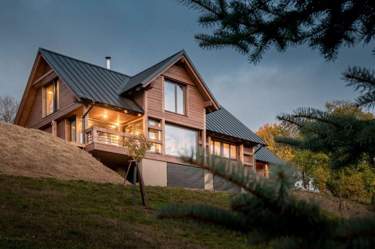 Rodinný dům na nejvýše položeném pozemku v rodné vsi si Eliška s Milanem postavili ve stylu odlehčeného chaletu, navržen a postaven do českých kopců. Vypadá…