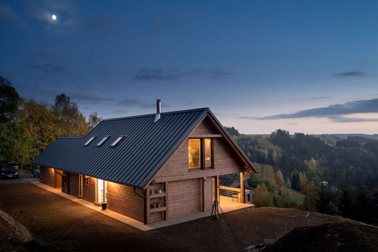 Rodinný dům na nejvýše položeném pozemku v rodné vsi si Eliška s Milanem postavili ve stylu odlehčeného chaletu, navržen a postaven do českých kopců. Vypadá…