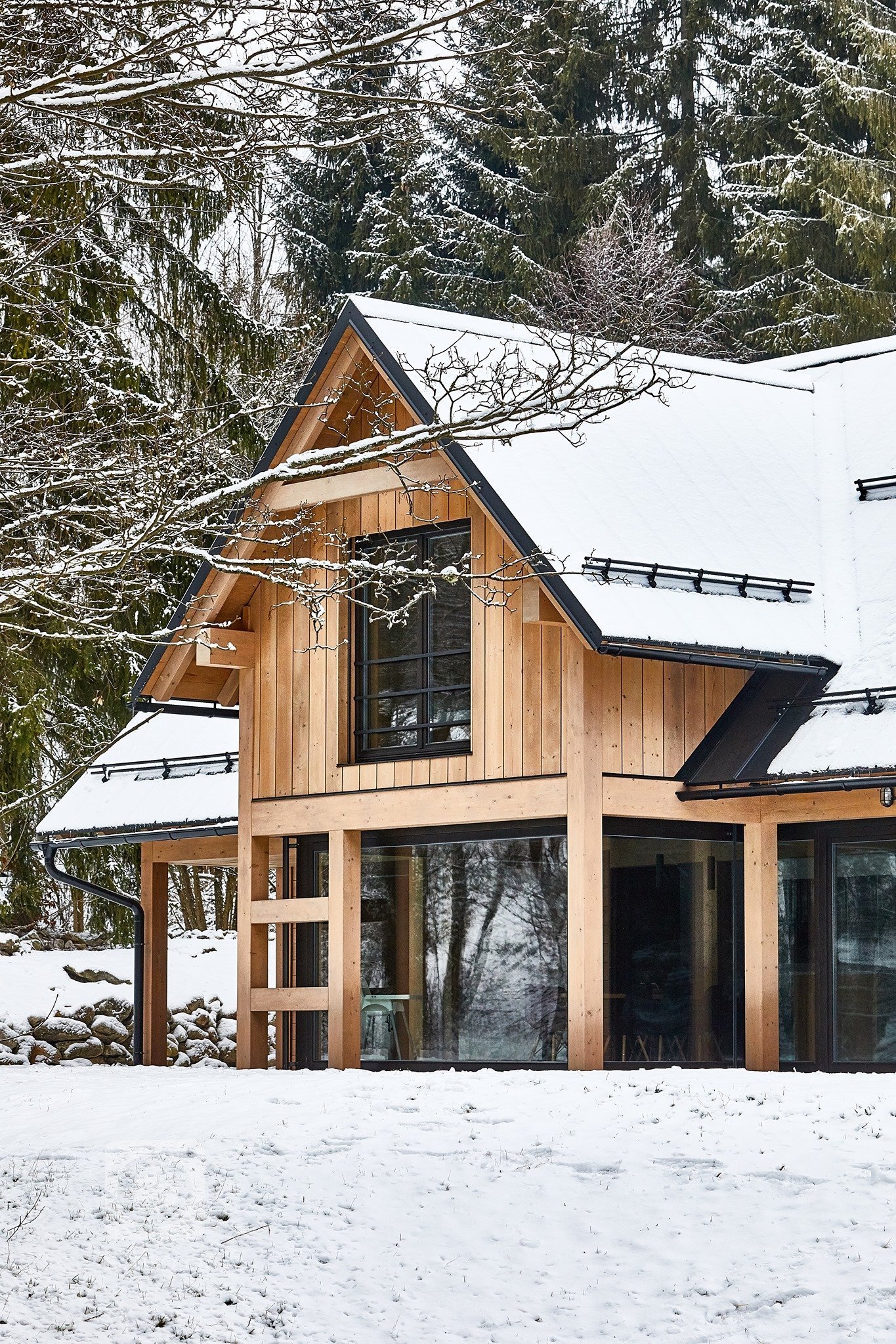 Dvě krásné&nbsp;dřevěné chaty uprostřed Jizerských hor, nacházející se v těsné blízkosti lyžařského areálu Šachty Vám nabídnou&nbsp;dokonalý odpočinek i…