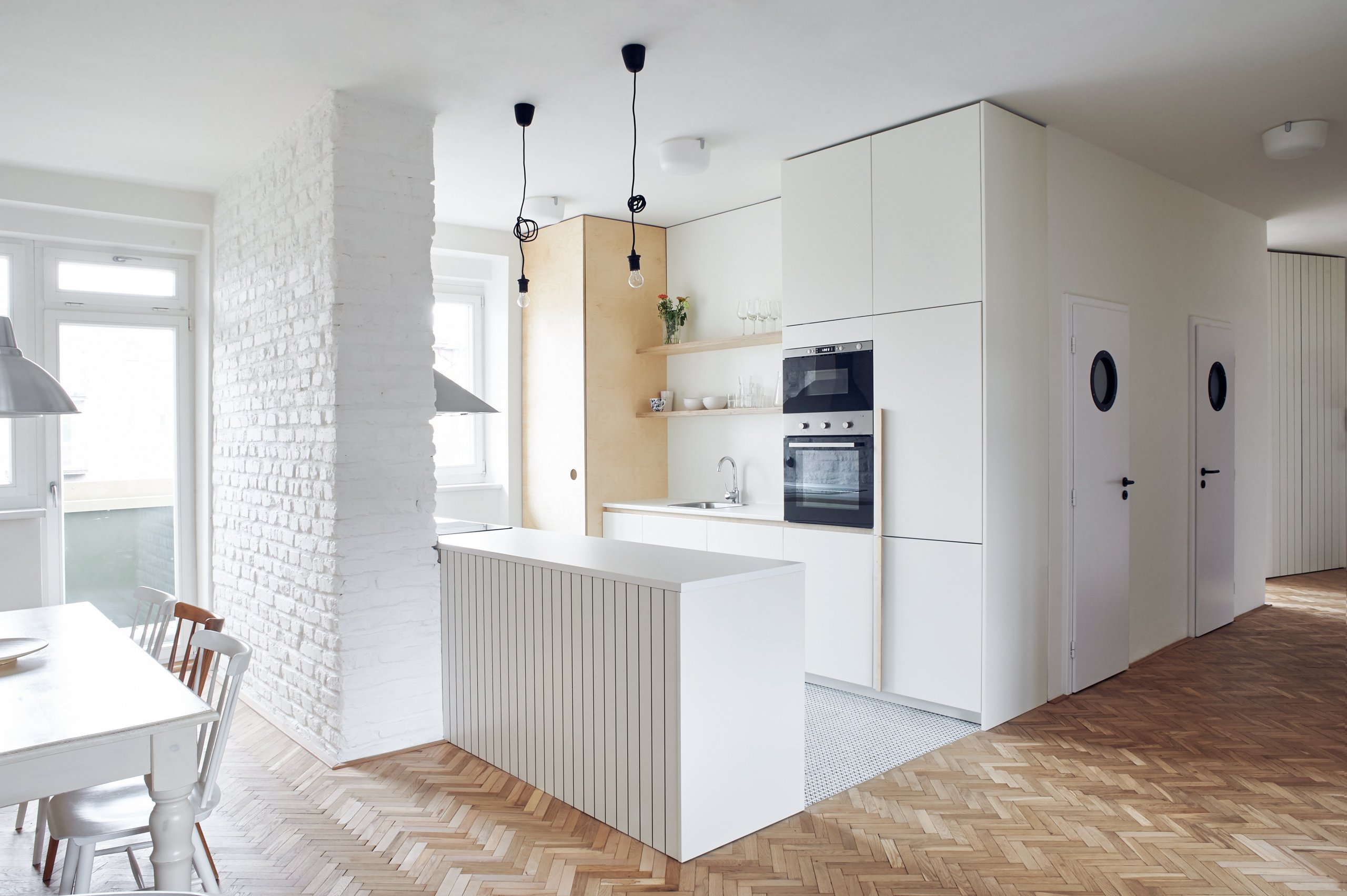 Původní dispozici bytu 5+1 jsme změnili na 4+KK. Kuchyni jsme propojili s jídelnou a obývacím pokojem. Zcela jsme změnili dispozici jádra, které je umístěno ve…