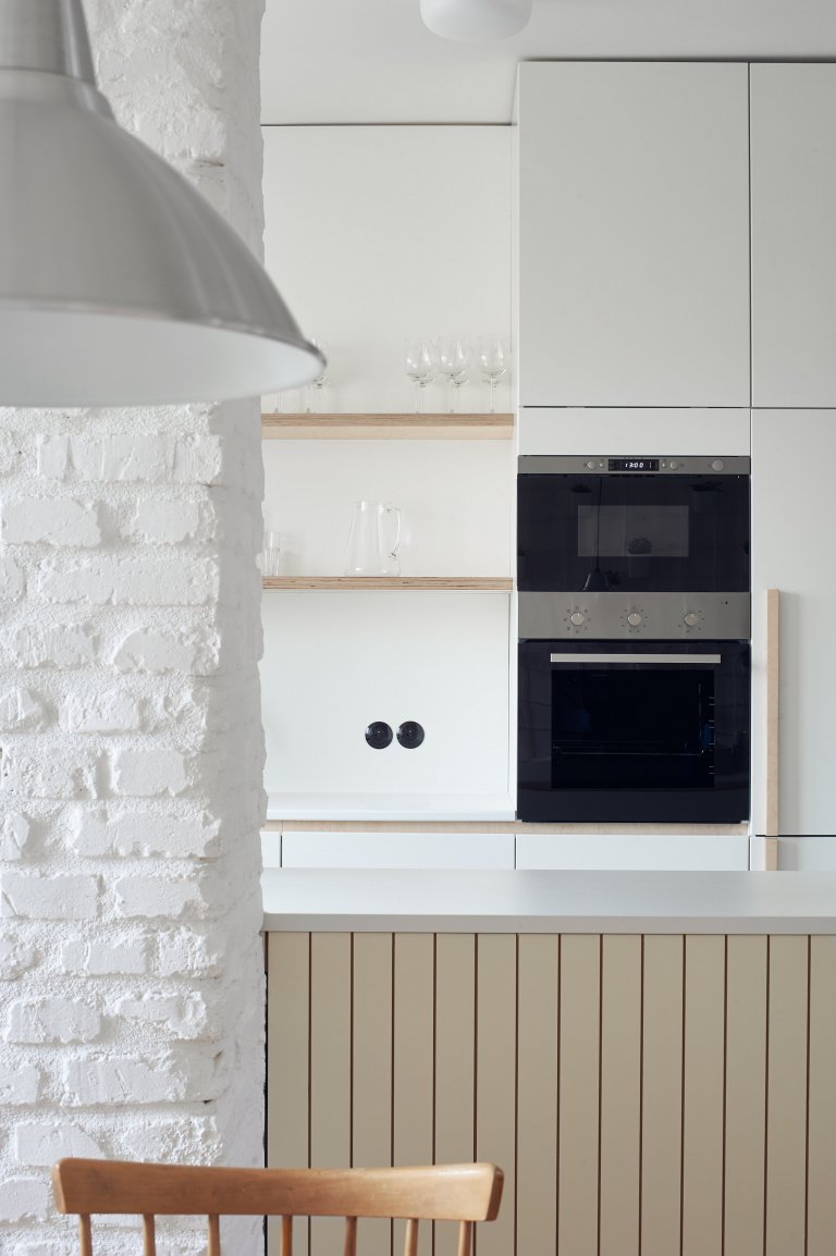 Původní dispozici bytu 5+1 jsme změnili na 4+KK. Kuchyni jsme propojili s jídelnou a obývacím pokojem. Zcela jsme změnili dispozici jádra, které je umístěno ve…