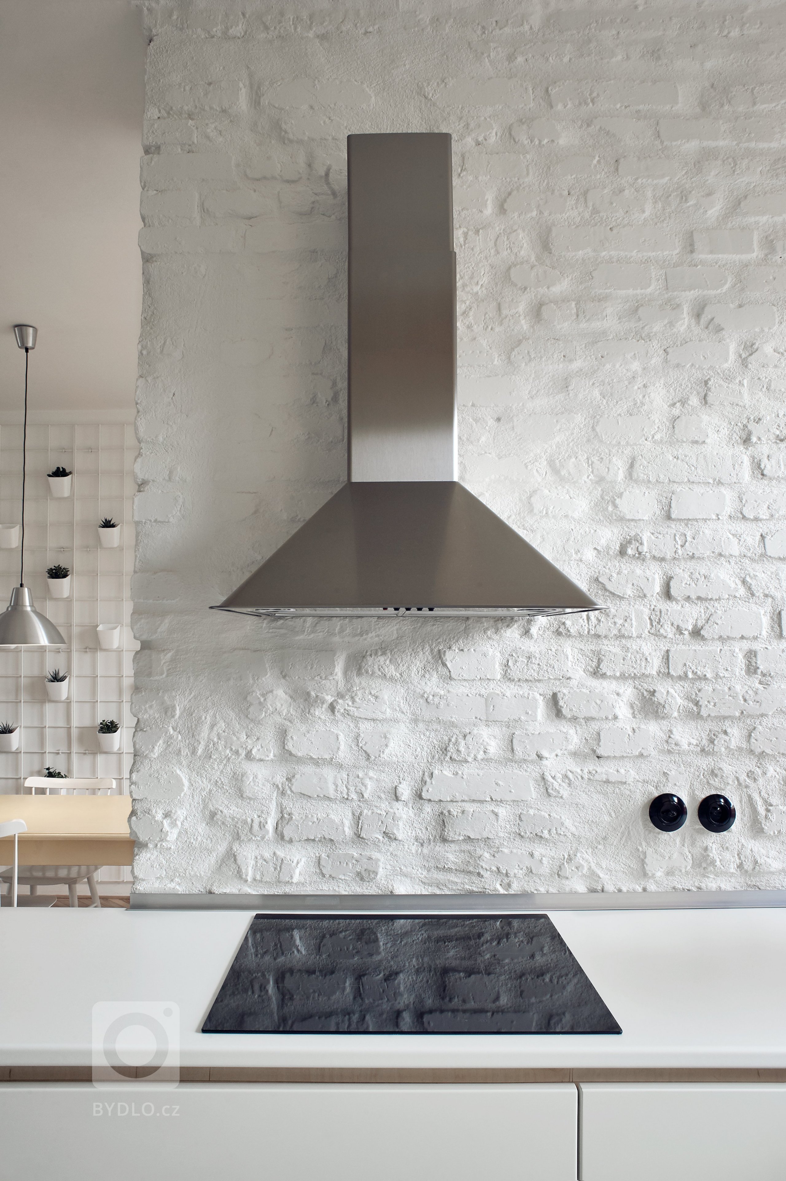 Původní dispozici bytu 5+1 jsme změnili na 4+KK. Kuchyni jsme propojili s jídelnou a obývacím pokojem. Zcela jsme změnili dispozici jádra, které je umístěno ve…