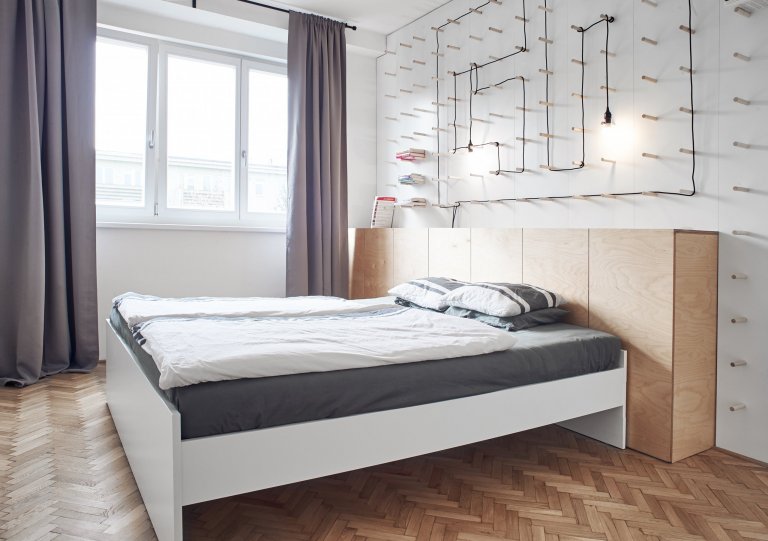 Původní dispozici bytu 5+1 jsme změnili na 4+KK. Kuchyni jsme propojili s jídelnou a obývacím pokojem. Zcela jsme změnili dispozici jádra, které je umístěno ve…