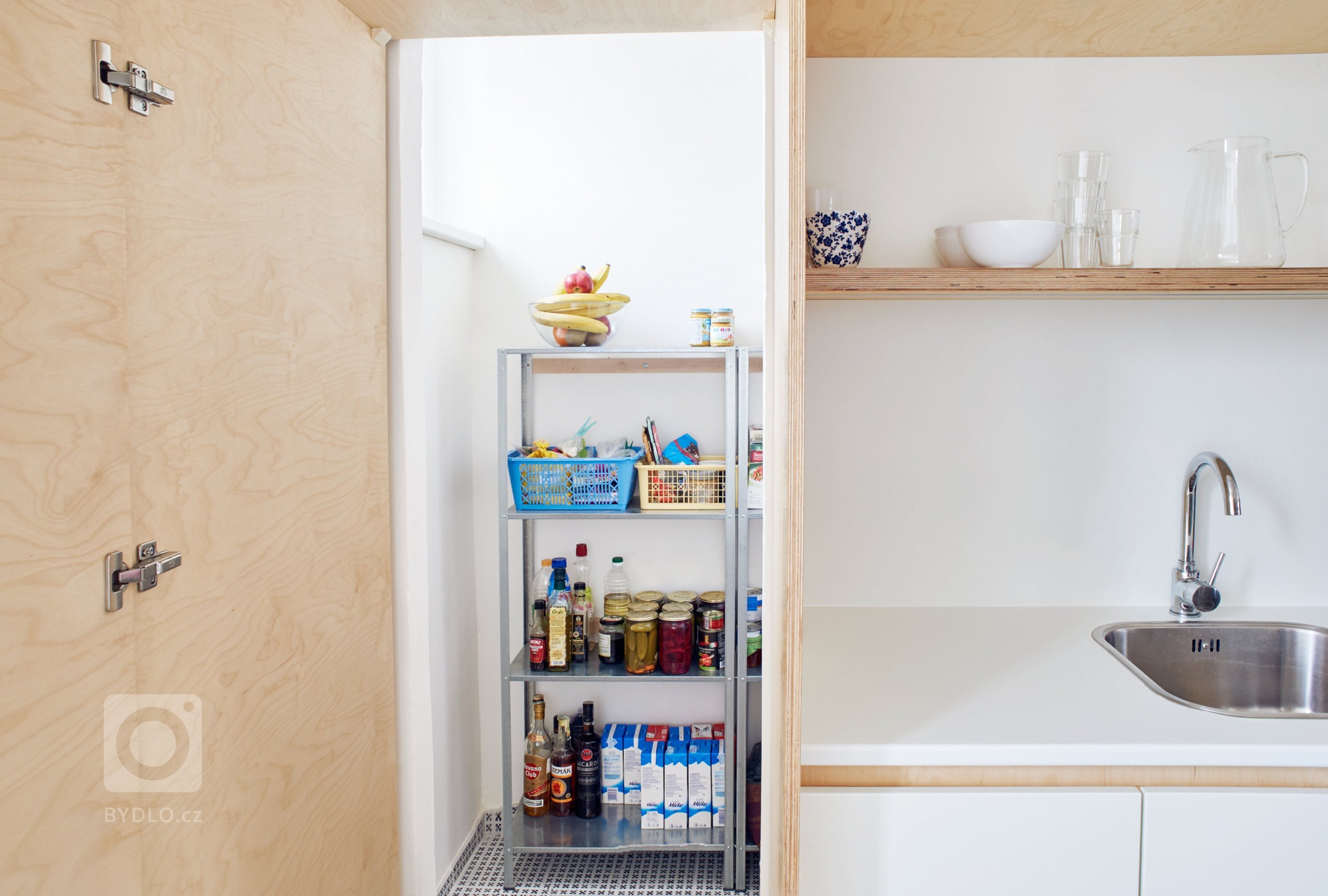 Původní dispozici bytu 5+1 jsme změnili na 4+KK. Kuchyni jsme propojili s jídelnou a obývacím pokojem. Zcela jsme změnili dispozici jádra, které je umístěno ve…