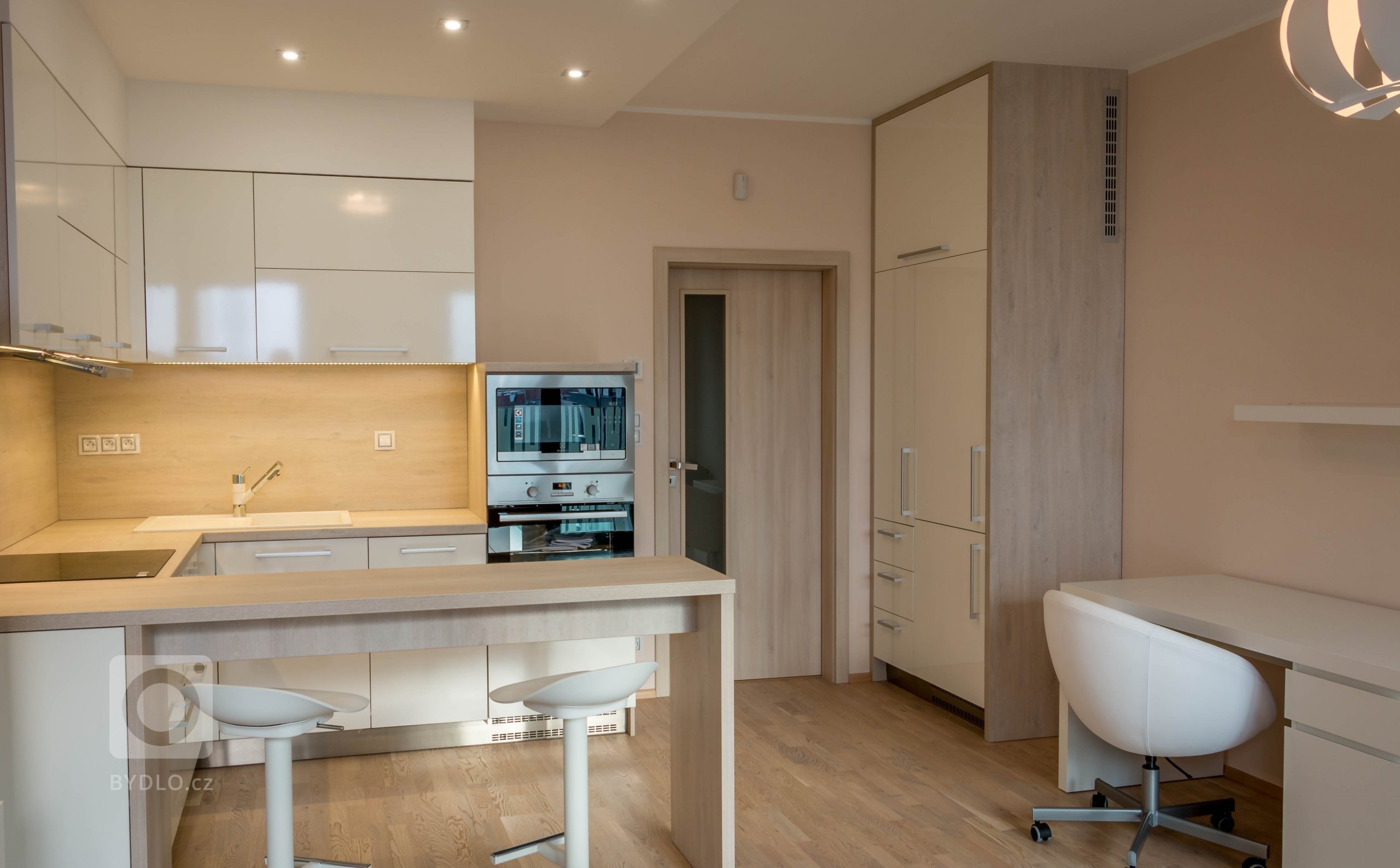 Garsonka pro mladou slečnu, jež splňuje základní nároky na moderní bydlení. Najdete zde na malém prostoru, kuchyň, jídelnu, pracovní kout, obývací část tak i…