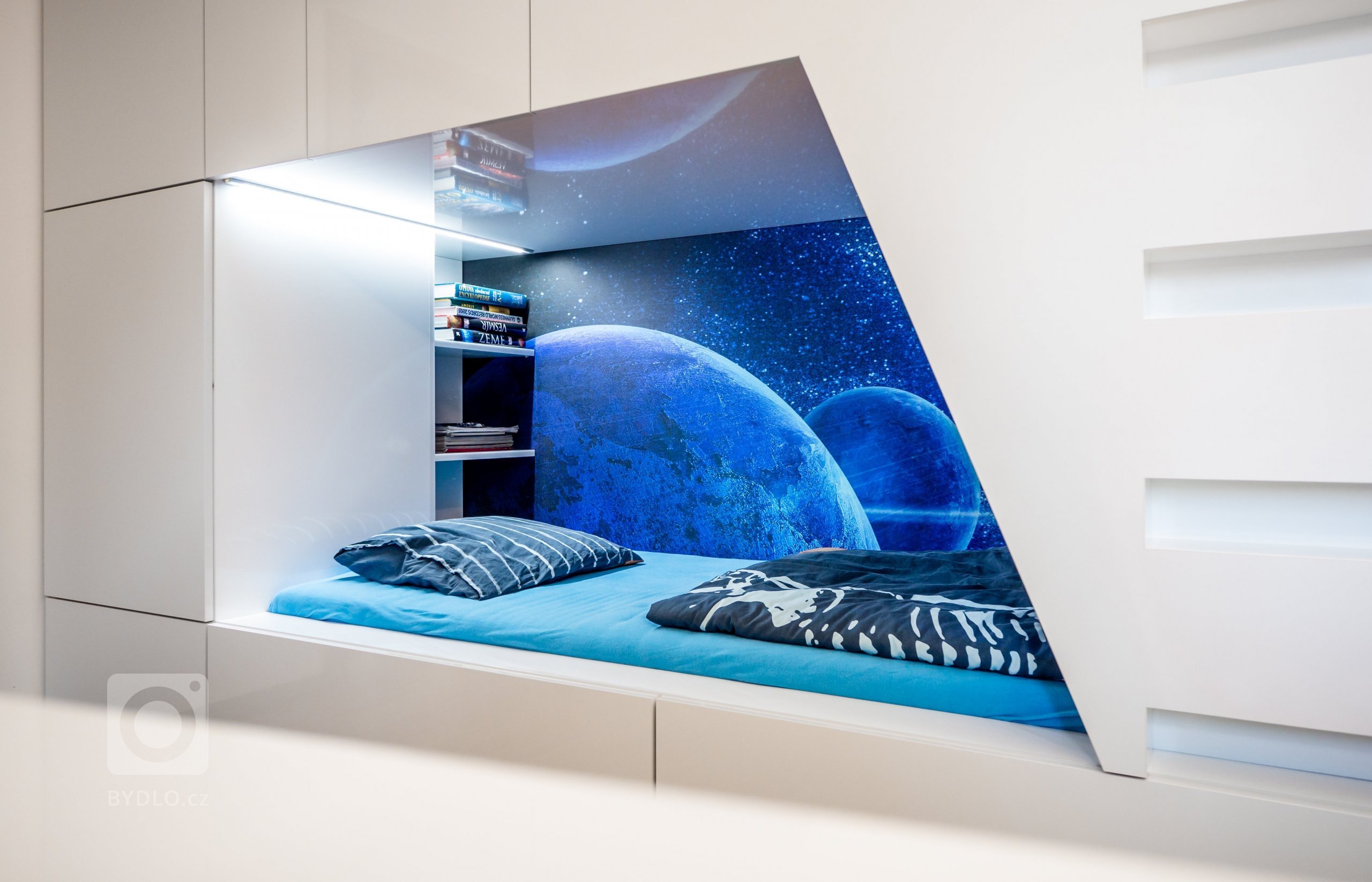 Předmětem návrhu a realizace je rekonstrukce a interier mezonetového bytu v&nbsp;objektu z&nbsp;90. let minulého století.
