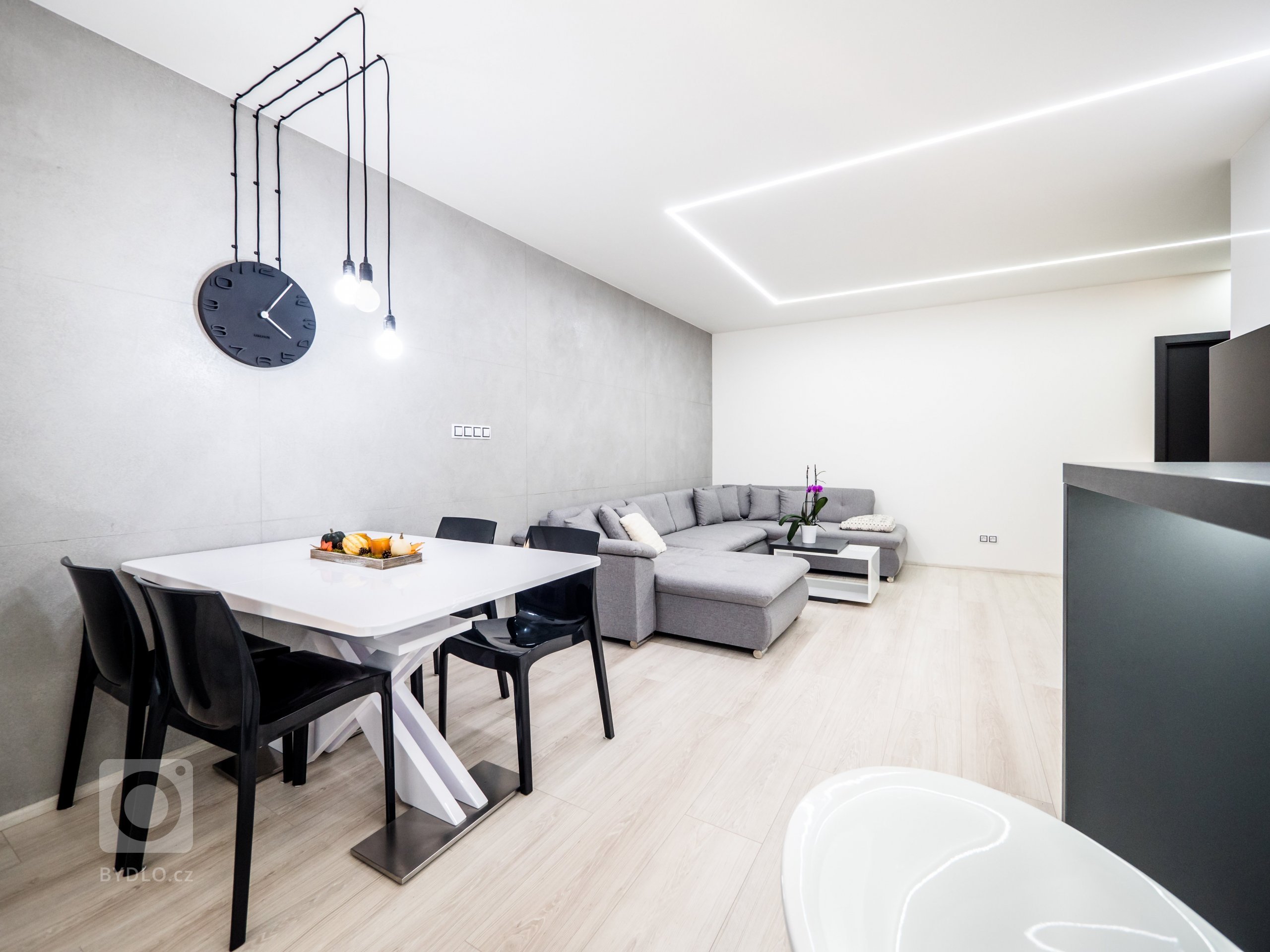 Rekonstrukce bytu v Brně - Masarykově čtvrti. Kompletní přerod zdevastovaného bytu ve stylu westernového statku na moderní pánský interier.
