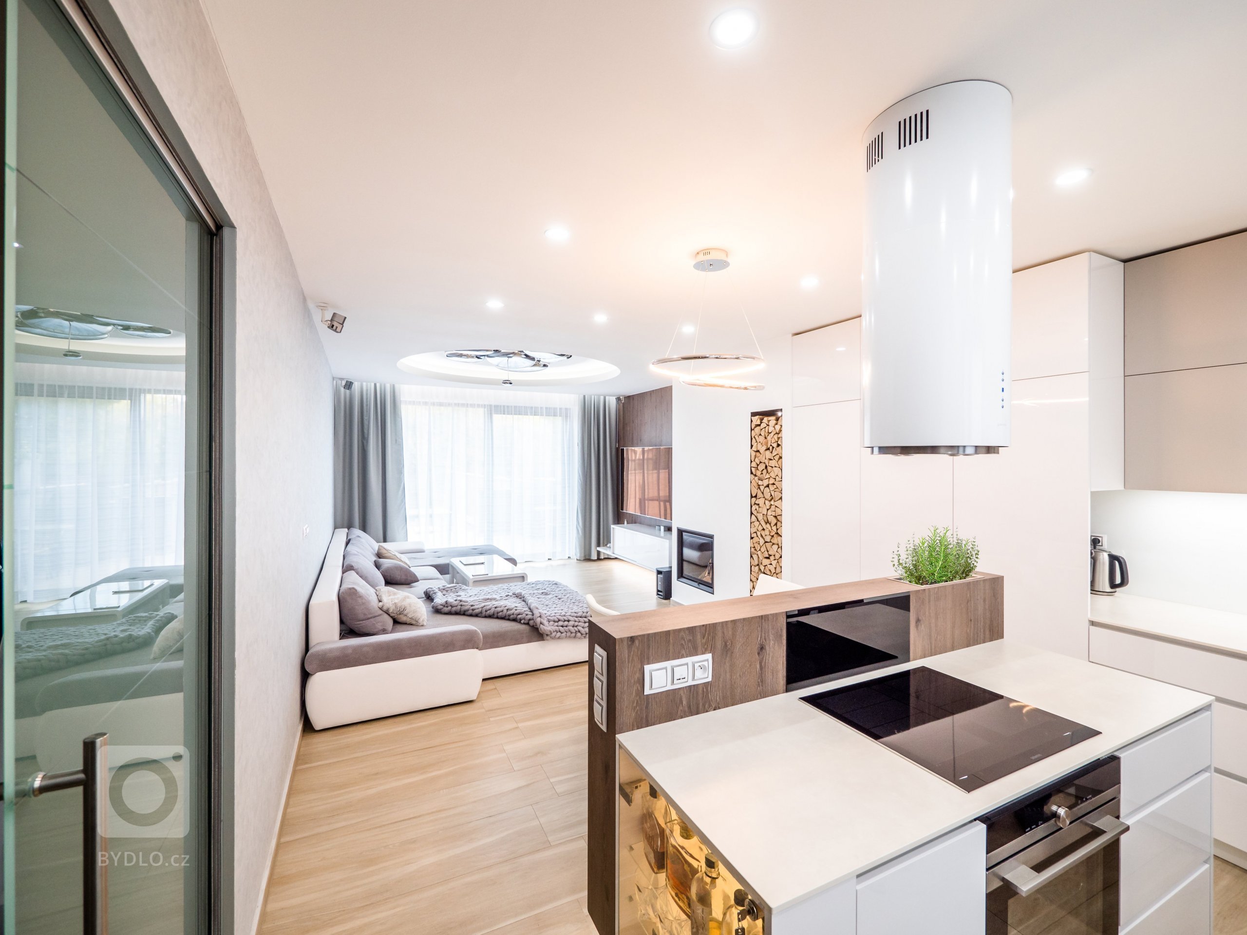 

Rodinný dům se nachází v&nbsp;příjemné části Brna se zástavbou rodinnými domy.

Objekt prošel kompletní rekonstrukcí od sklepa až po podkroví&hellip;…