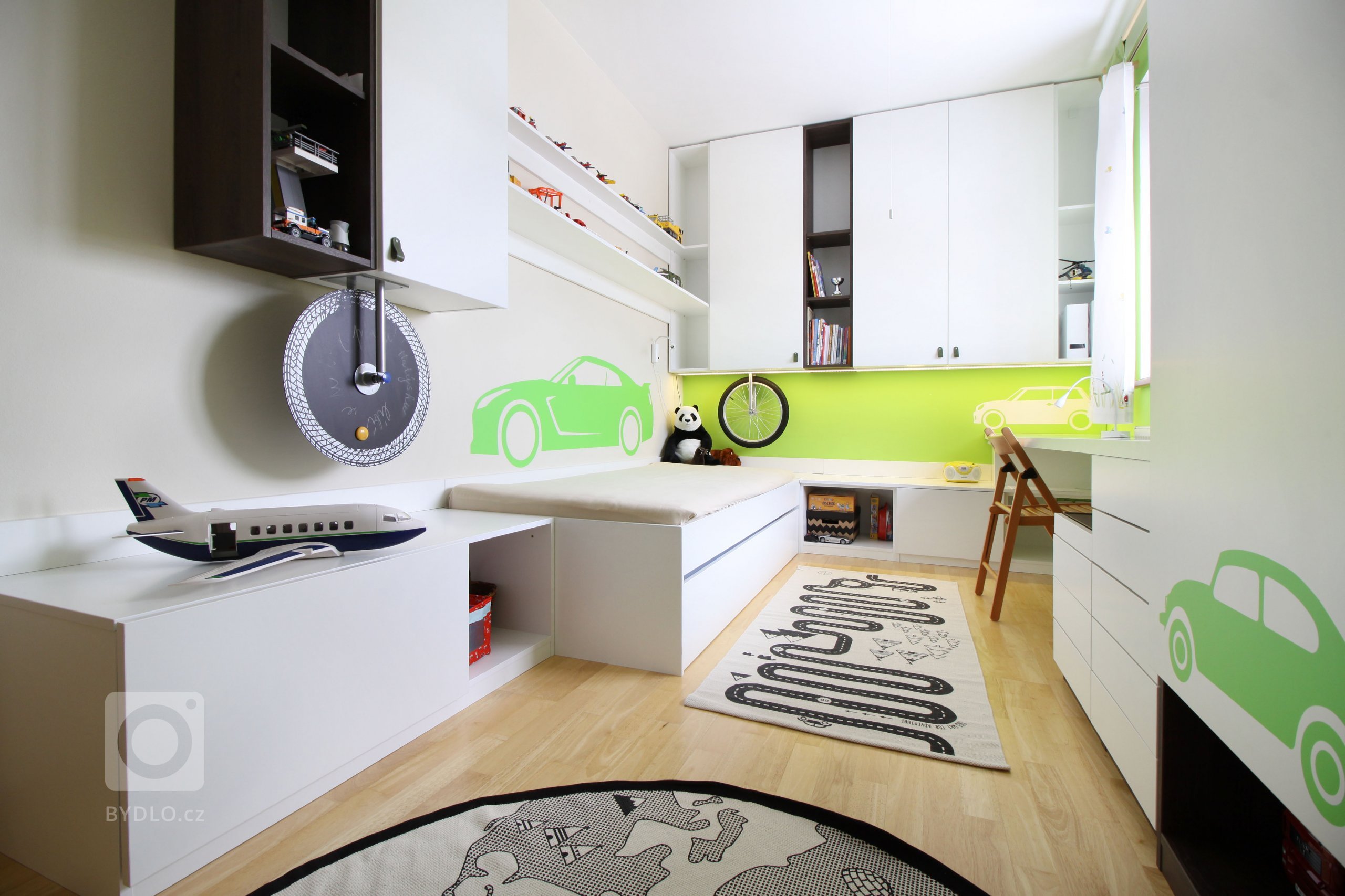 Pokojíček pro malého milovníka všeho, co jezdí. Velké království pro malého školáčka. Důraz kladem na úložné prostory. Barva na přání malého klienta :)

