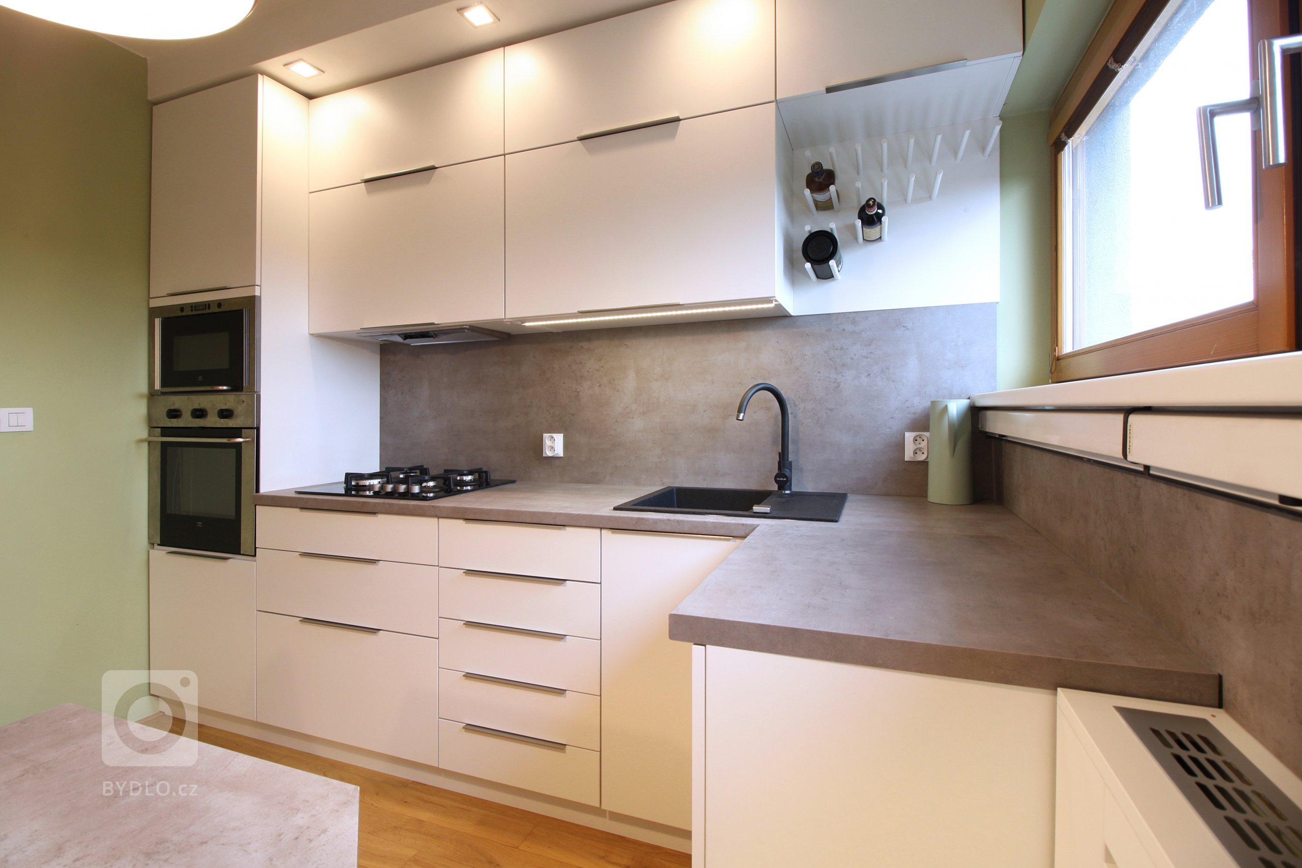 Velmi malý prostor a velký požadavek na úložný i pracovní prostor. Díky lavici před radiátorem se nám povedlo vtěsnat do kuchyně i pohodlné sezení pro 4 lidi.…